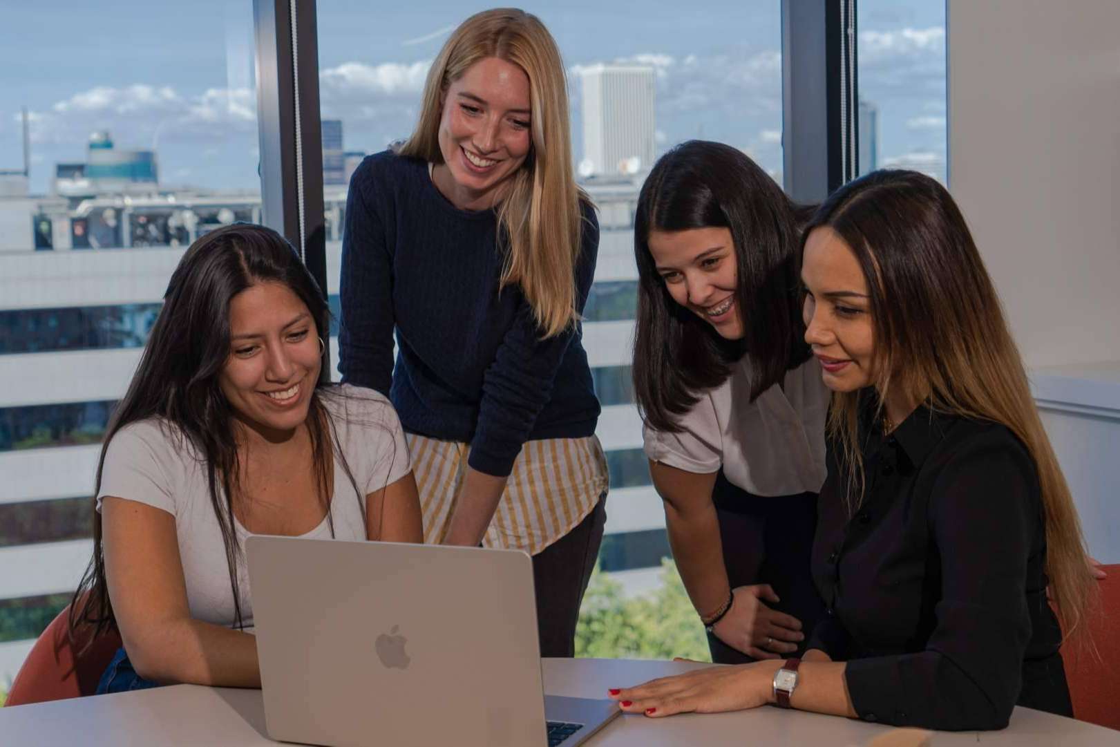 Conseguir una identidad corporativa sólida y efectiva con el servicio de personal branding de Primera Impresión