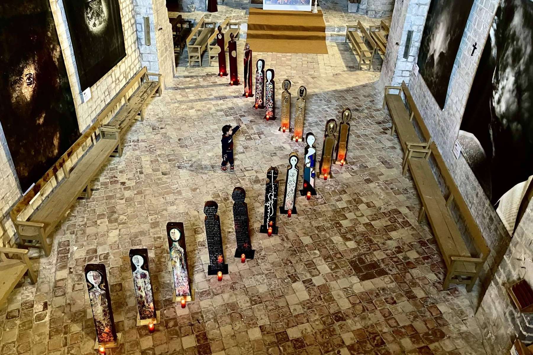 ¿Qué se puede ver en la exposición de Tótems en la iglesia románica de Sant Jaume de Frontanyà?
