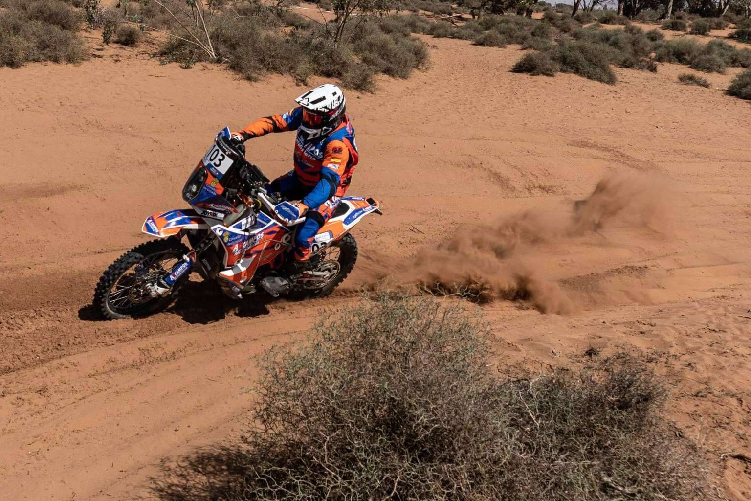 ADHESIVOSEMBARRADOS dispone de equipaciones para rally en moto