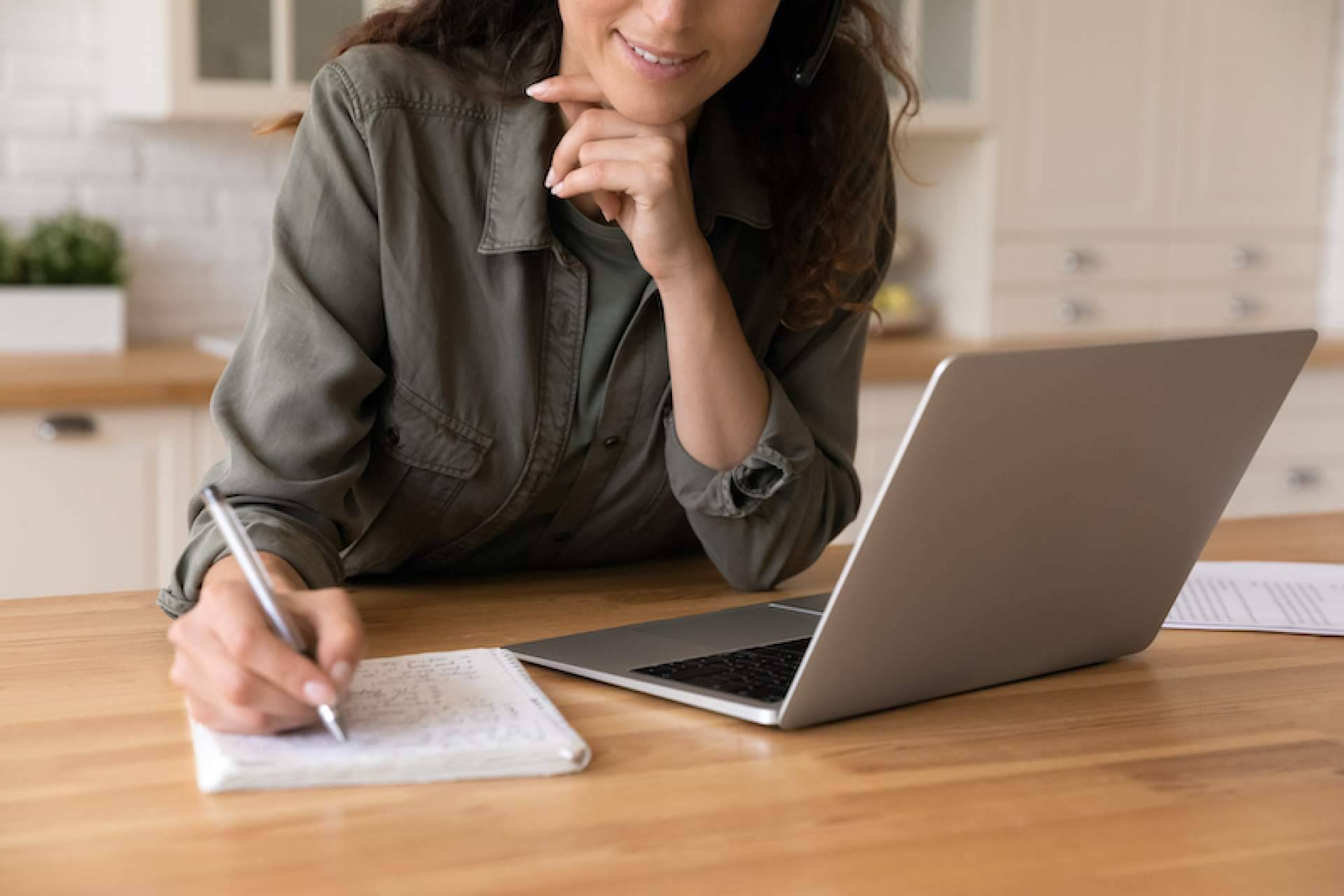 Retos y oportunidades en el diseño curricular de maestrías online para profesionales modernos