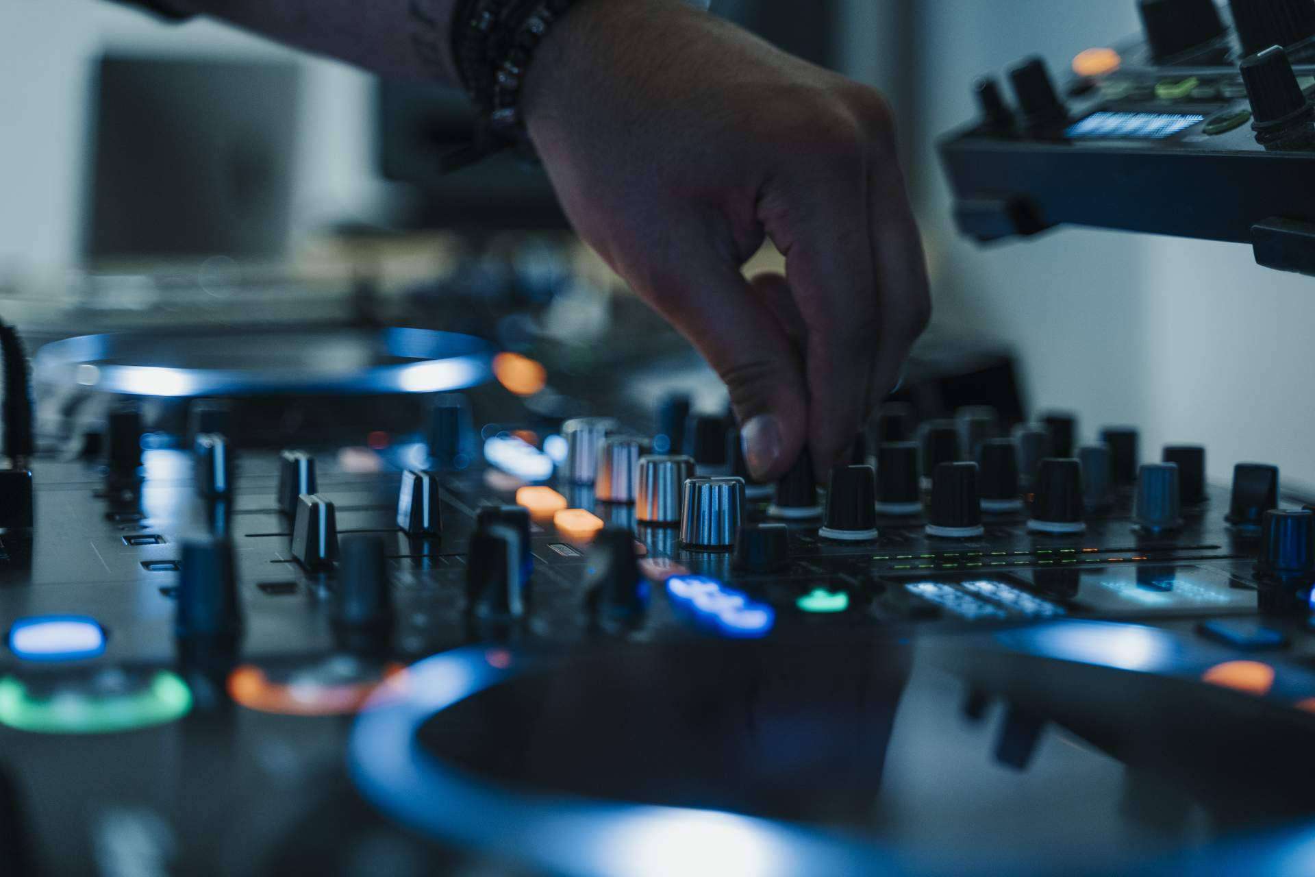 Conocer las recomendaciones de EUMES en controladoras de DJ 2023