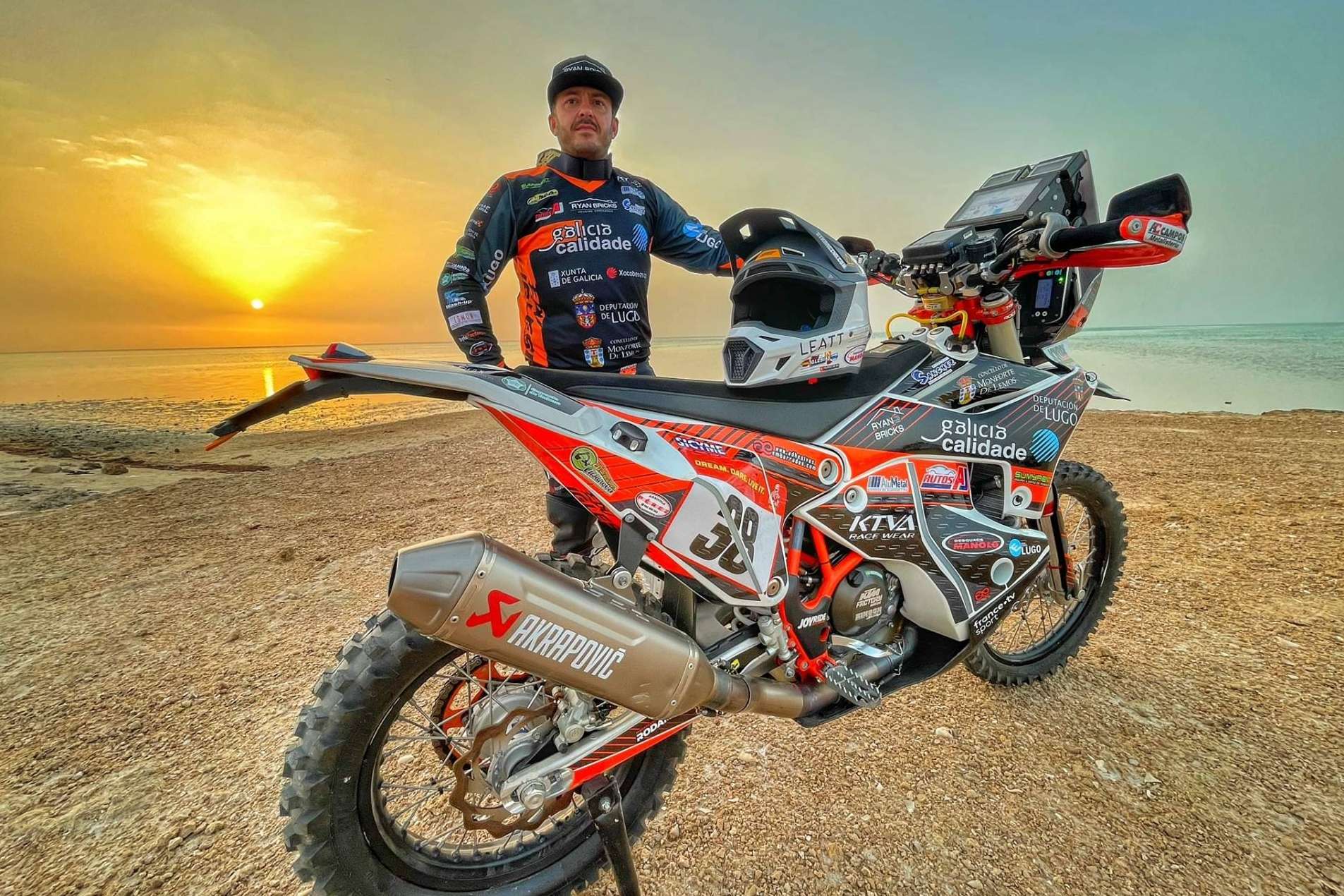 ADHESIVOSEMBARRADOS ofrece ropa para participar en el Rally Dakar
