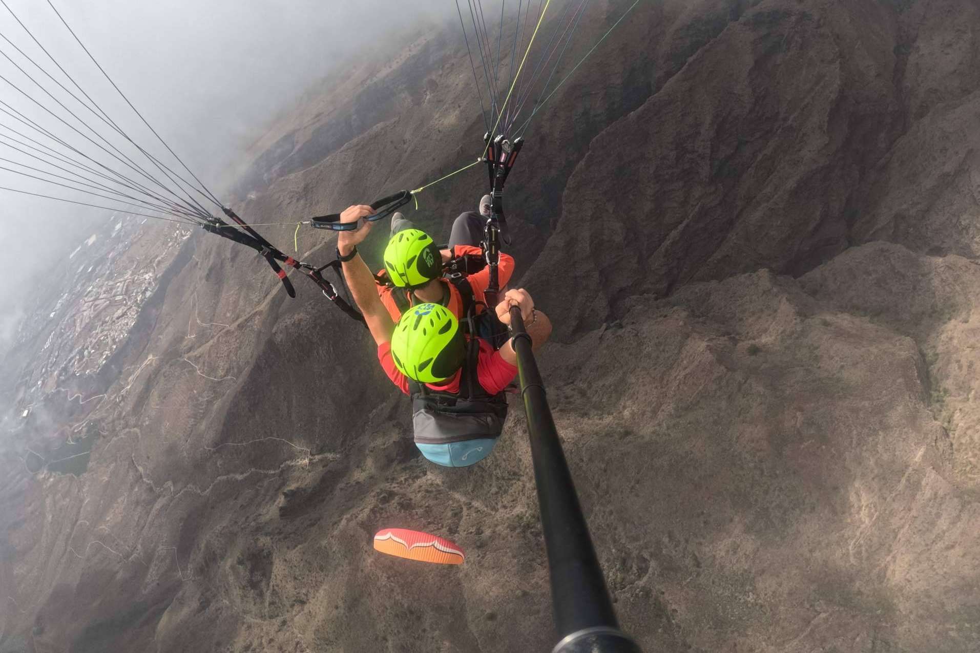 La experiencia de paragliding Costa Adeje que ofrece Tenerfly