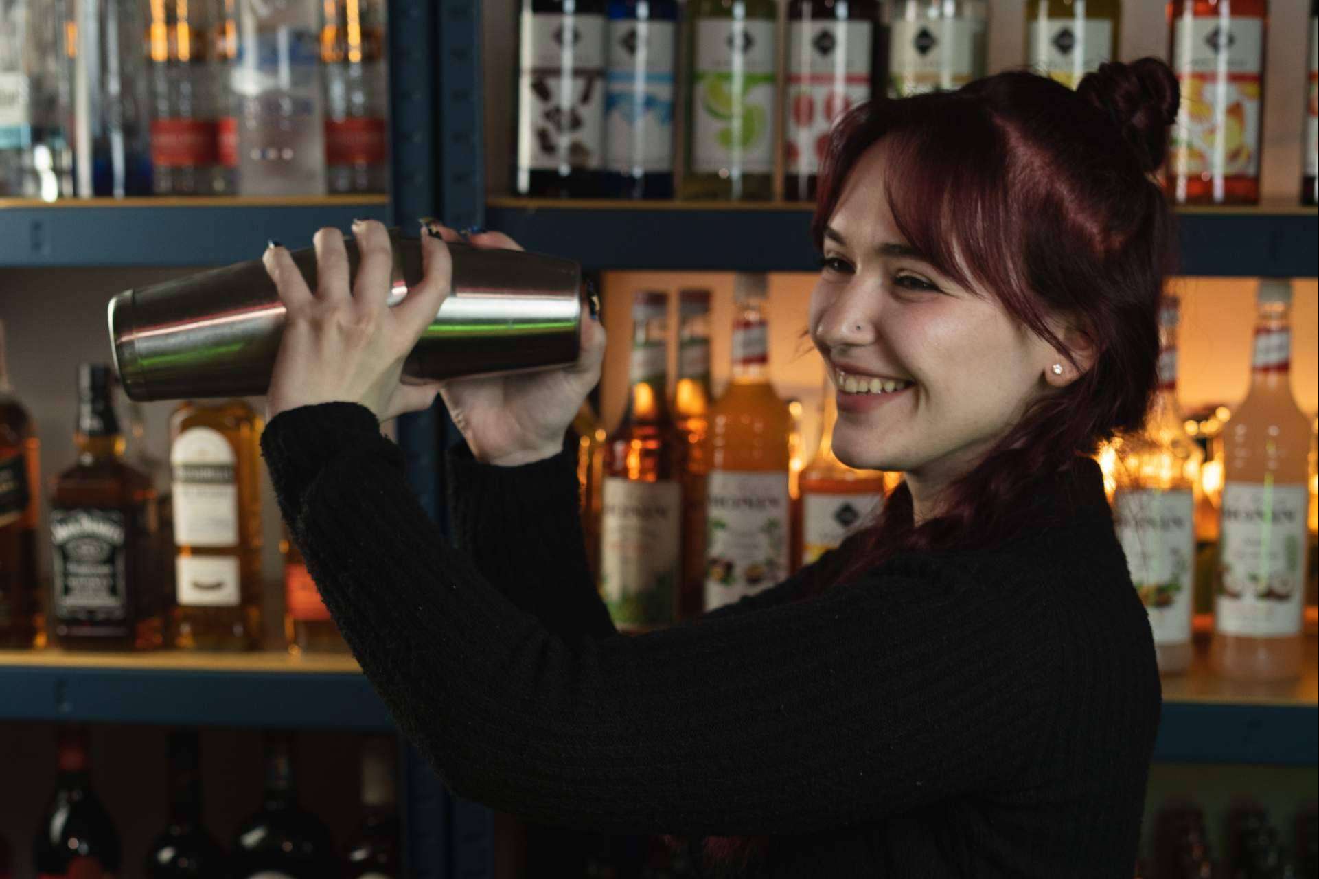 El curso de bartender profesional, forjando maestros de la coctelería a través de la experiencia práctica
