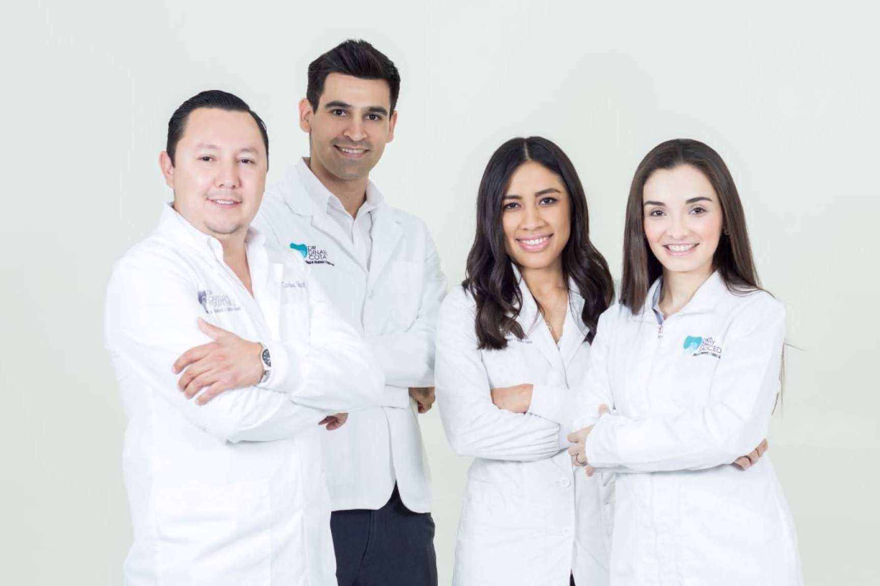 Soportar un juego completo de dentaduras postizas es más eficaz con implantes dentales