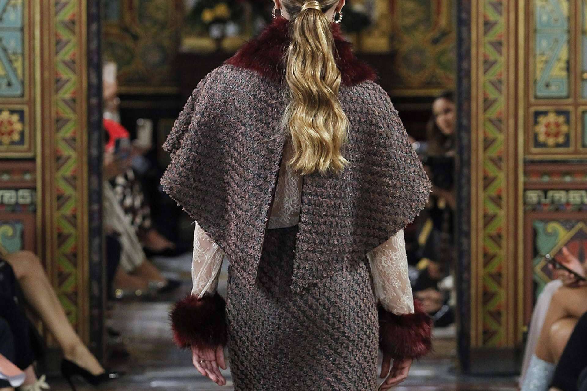 Una de las marcas españolas sostenibles más tops de complementos tendencia para invitadas de boda es Capas Capicúa