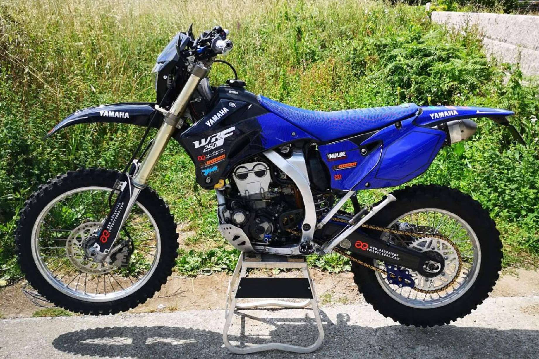 ADHESIVOSEMBARRADOS dispone de un amplio catálogo de funda de asiento de motocross