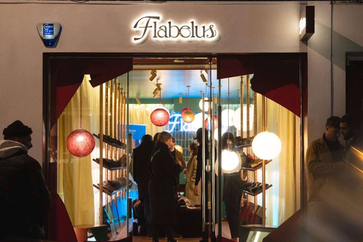 Con una gran apertura de tienda, Flabelus aterriza en Londres