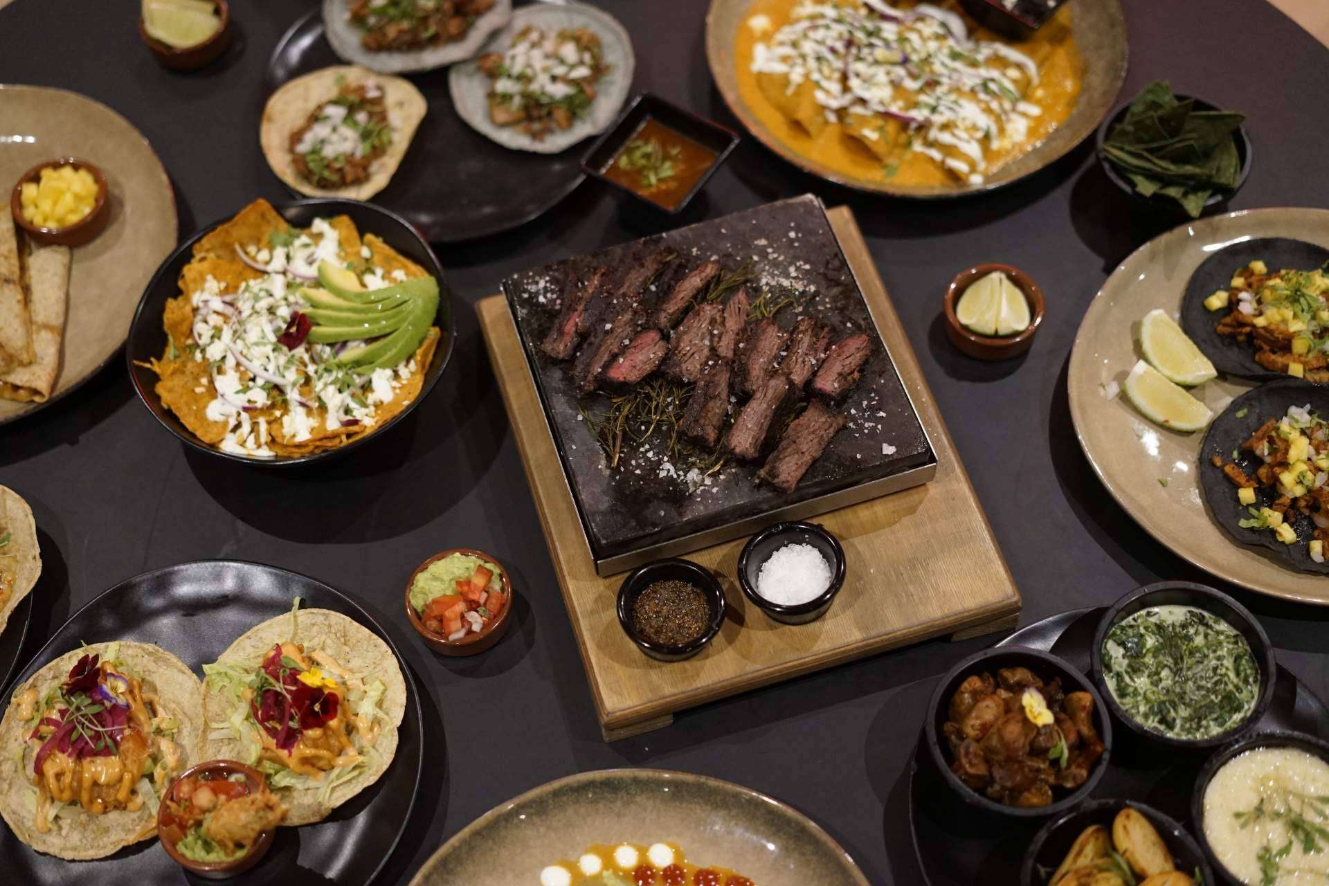 Degustar clásicos platos de la cocina tradicional mexicana en Hijo del Maíz