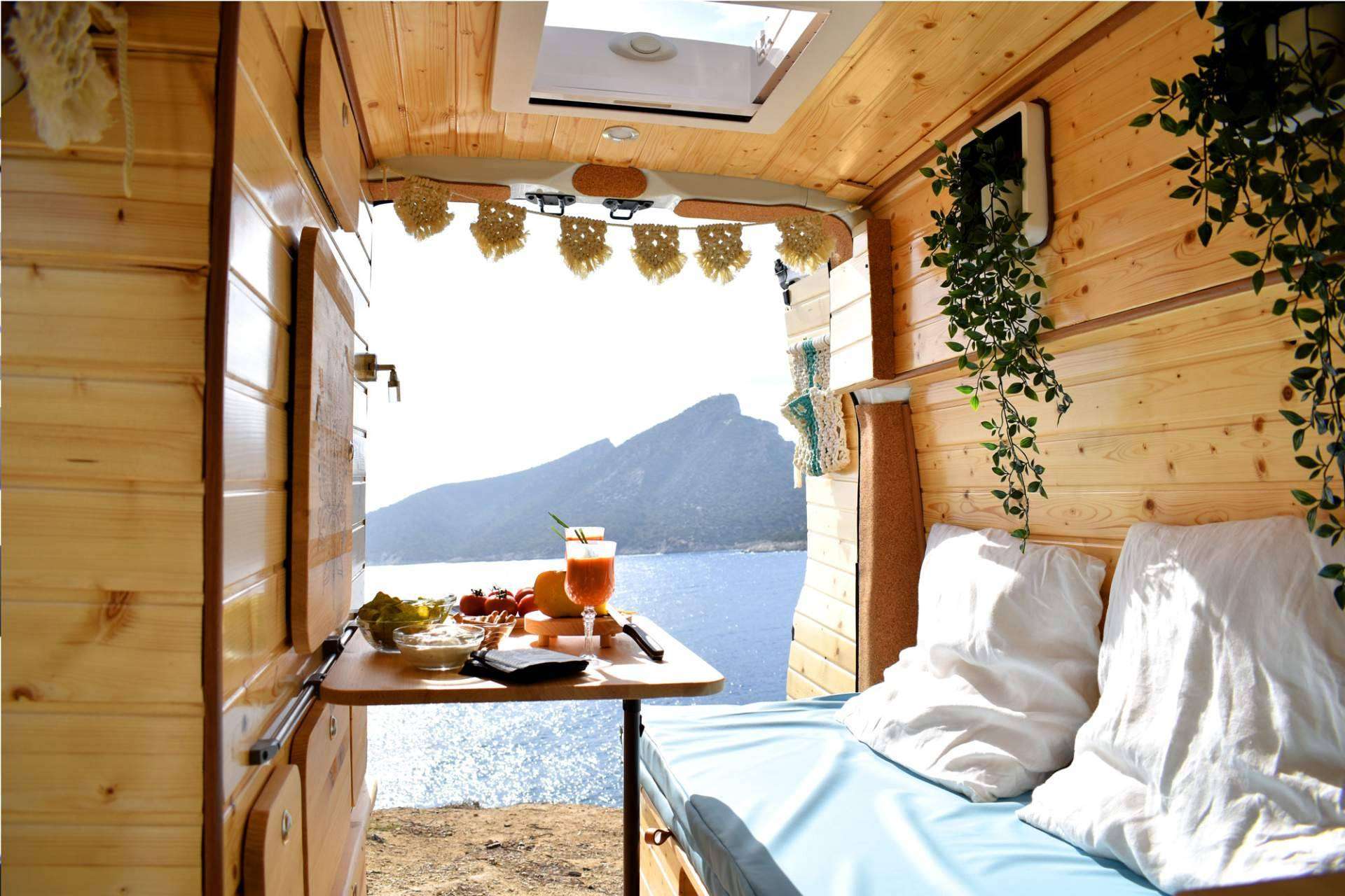 Servicio de alquiler de furgonetas camperizadas para conocer la isla de Mallorca, de la mano de Gumara Camper