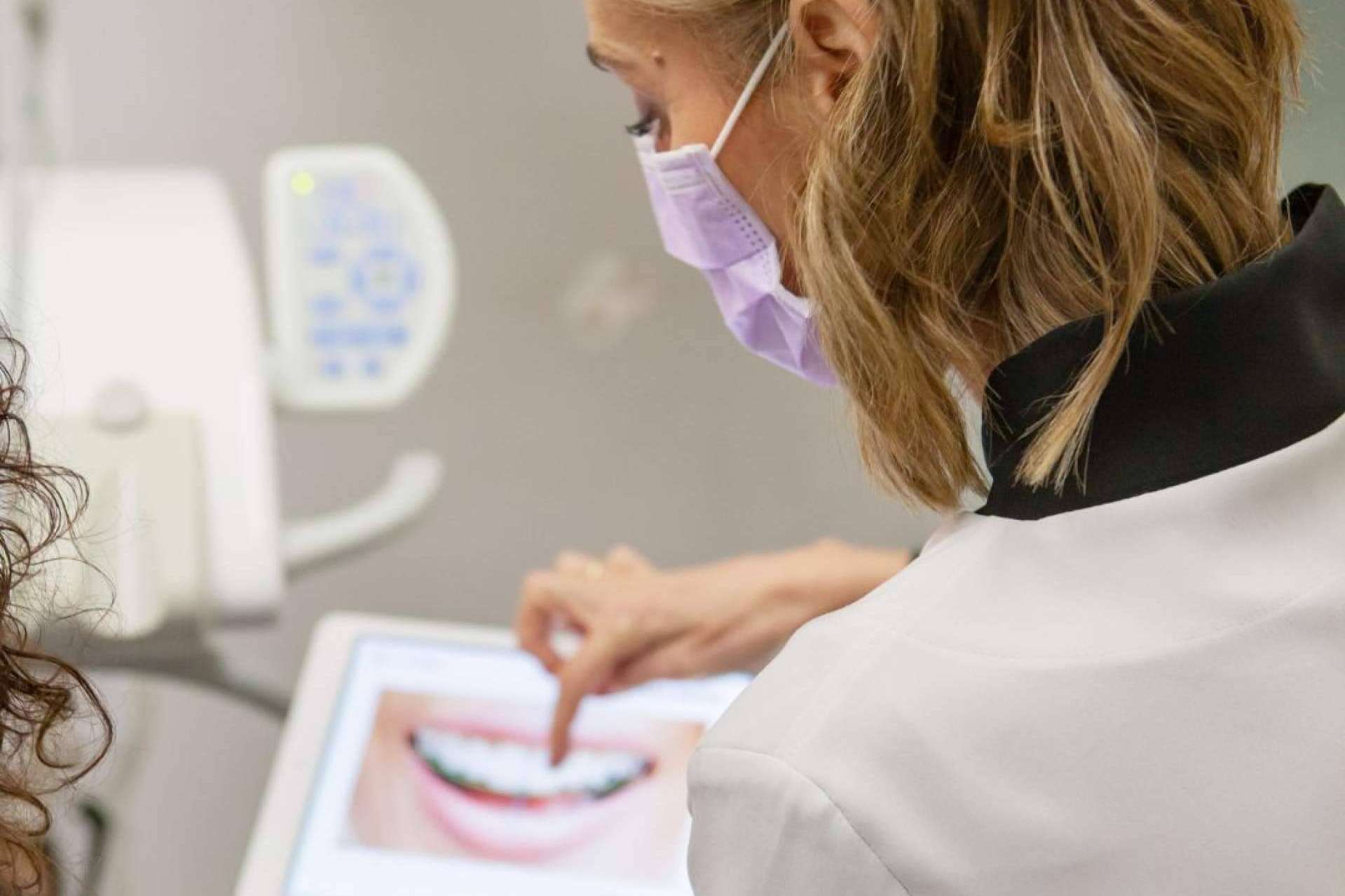 ¿Qué diferencia a un ortodoncista de otro en la ortodoncia invisible con la técnica Invisalign?, según Doctora Viyuela