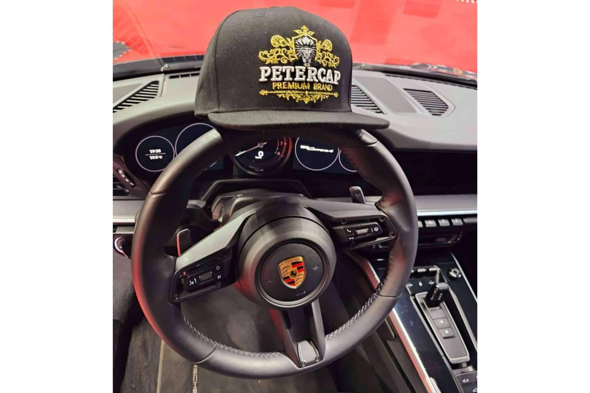 La firma de moda PETERCAP se convierte en un éxito rotundo en el mercado español con su innovadora gorra antibacteriana