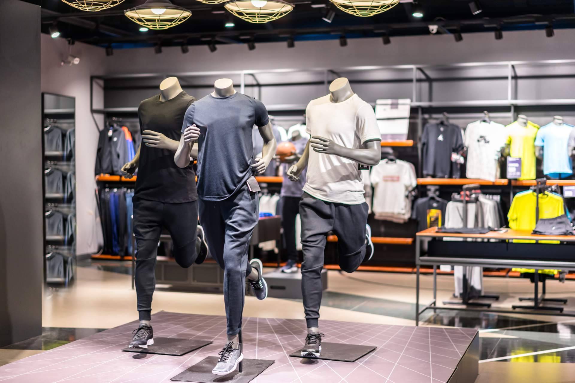 1Best Outlet se une al deporte con el montaje de tiendas multimarca