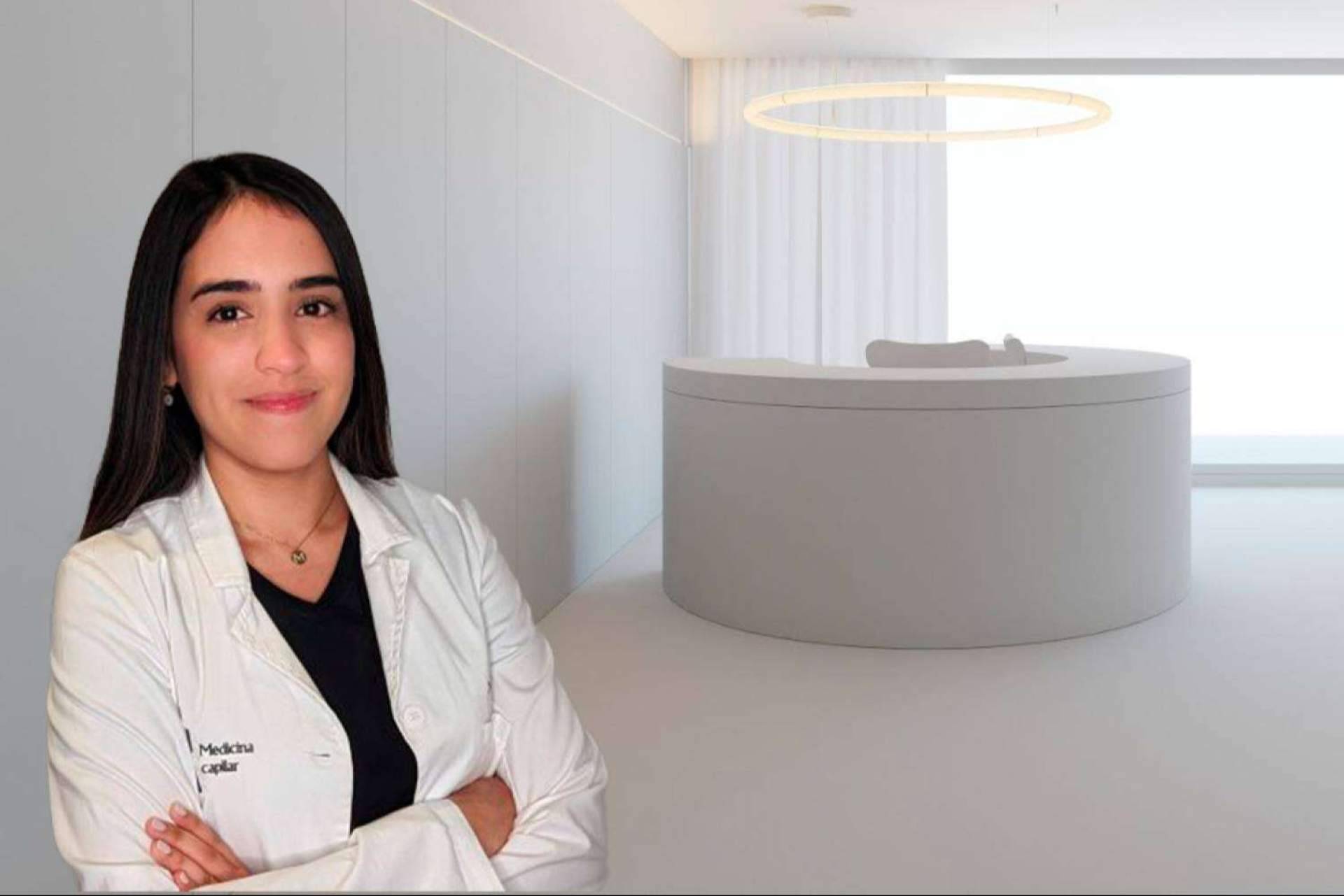 La Doctora Eliana Coello remarca la relevancia del diseño de línea frontal en un trasplante capilar