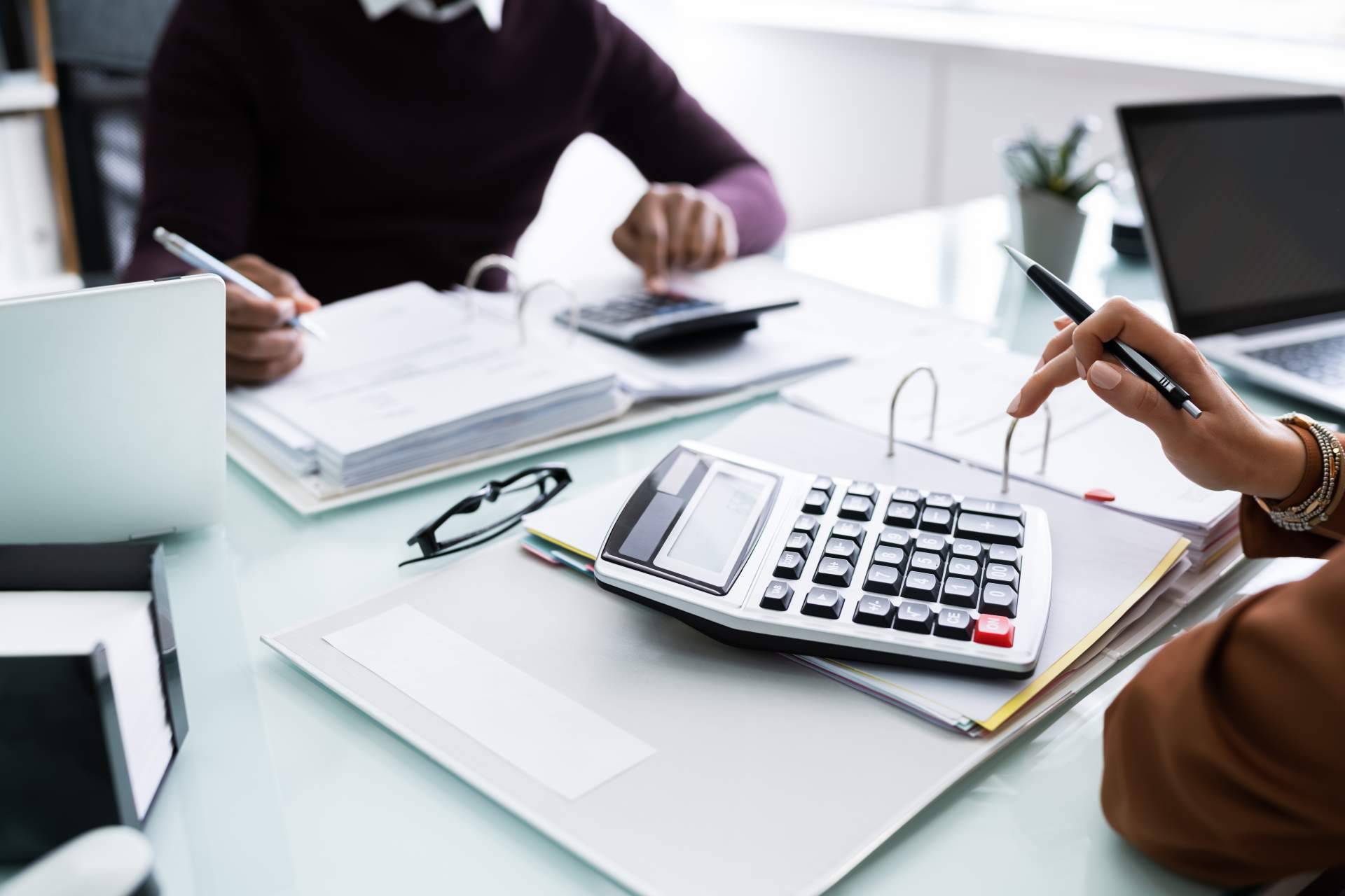 Isamel Asesores. Análisis de escenarios en la distribución de dividendos en diversos sectores empresariales