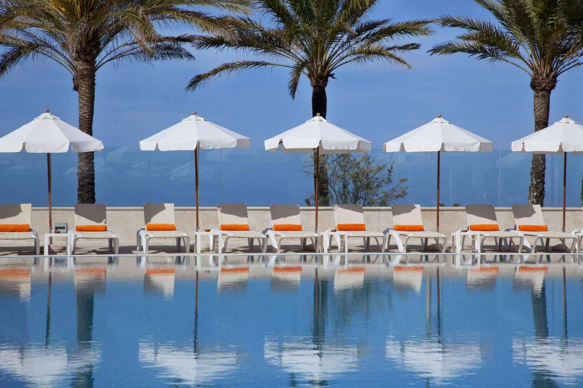 Renovar el aspecto de una piscina con las tumbonas de Real Hostelería