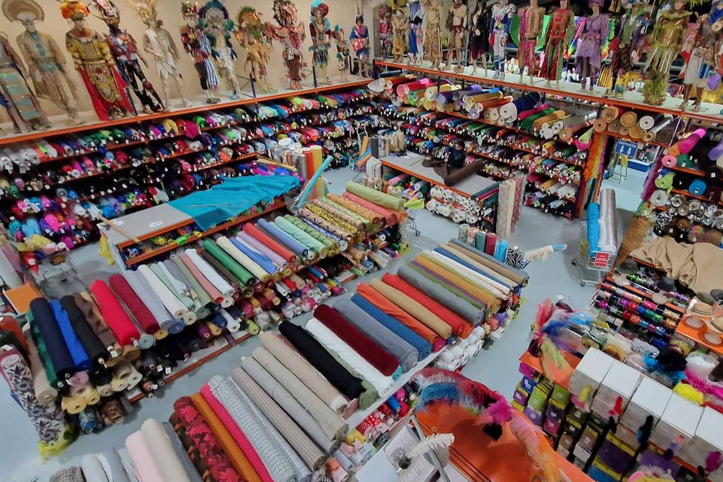 Casa Ángel, la tienda que ha estado presente en el nacimiento y crecimiento de los carnavales en España