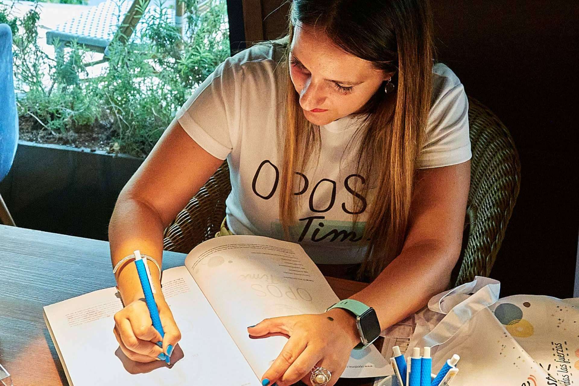 Mel Escribano, mentora y formadora especializada en la preparación de opositores en su Comunidad OposTime