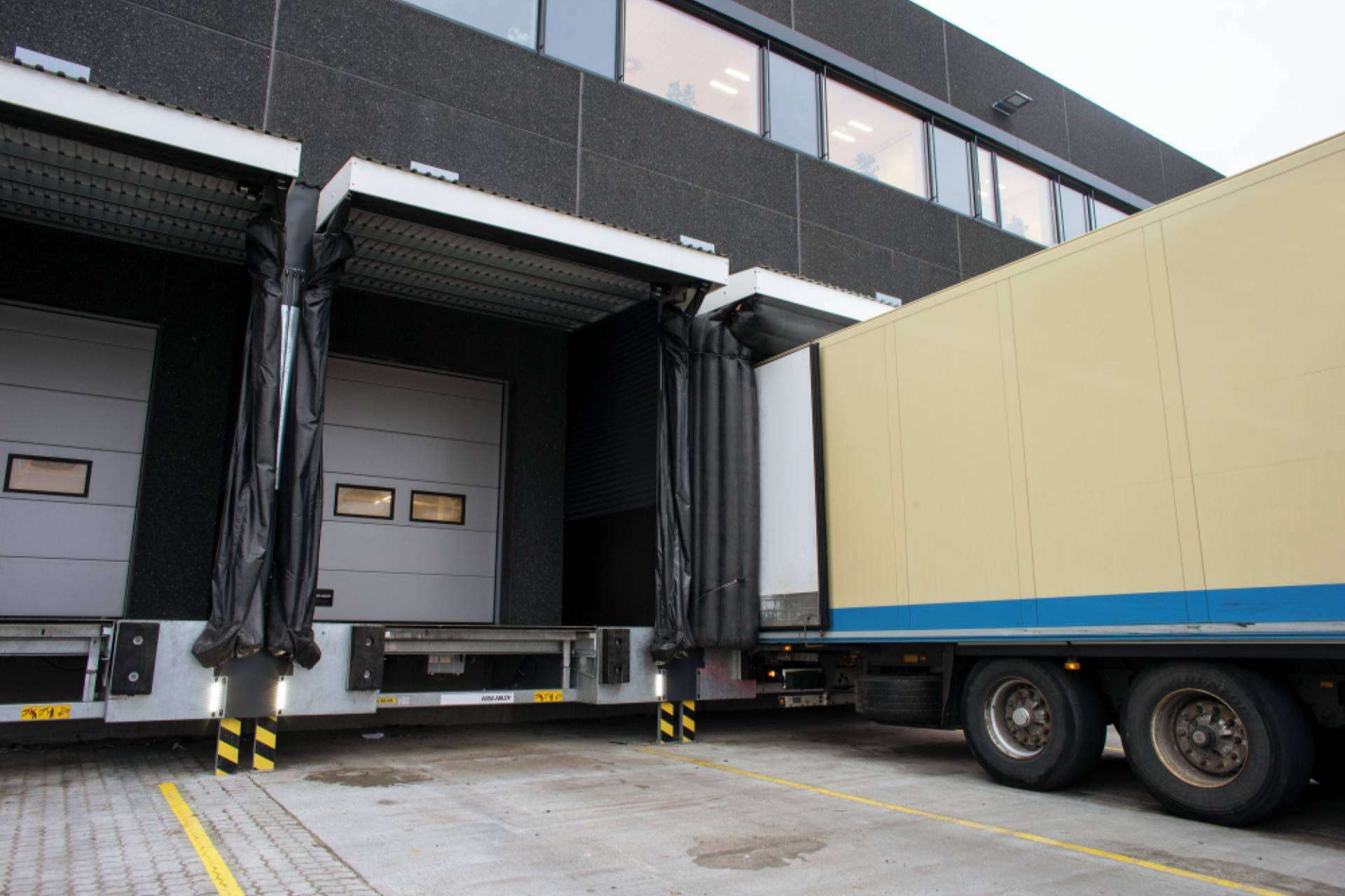 ASSA ABLOY cuenta con especialistas en equipos para carga y descarga