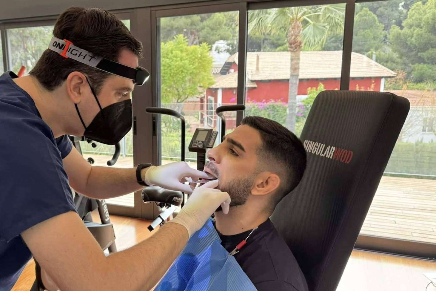 El vicedecano de Odontología de la UCAM colabora con el campeón Topuria creando su protector bucal