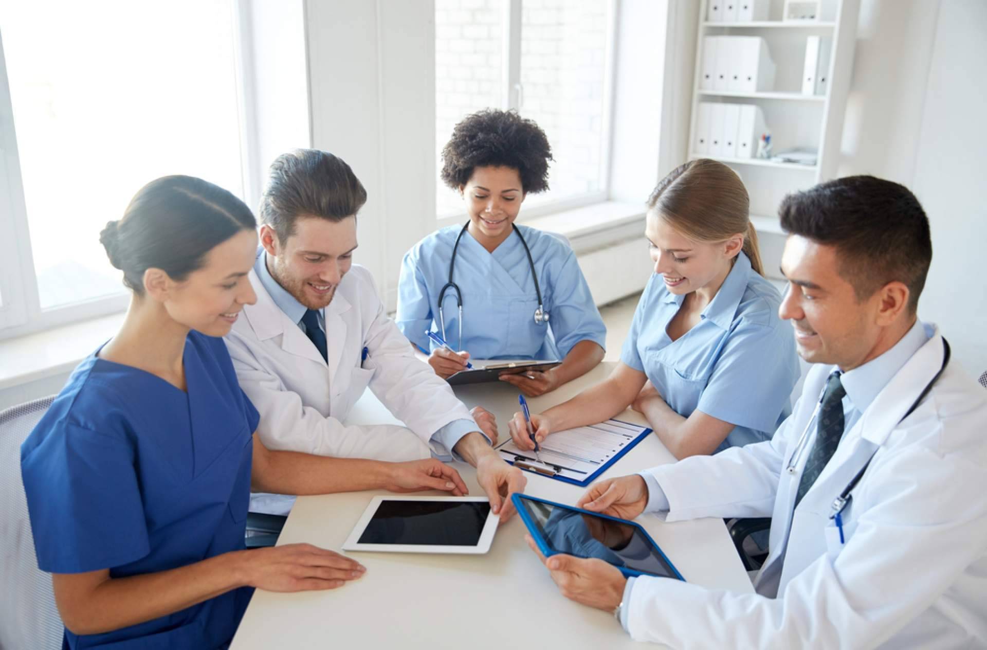 Cursos para celadores con Universal Formación, una de las profesiones que más crece en el ámbito sanitario