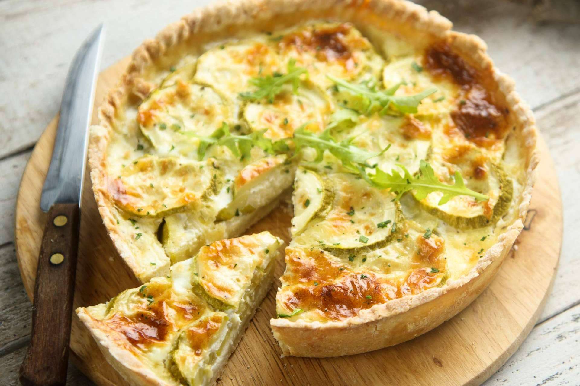 ¿Cómo preparar una receta de quiche de calabacín, queso y pera?