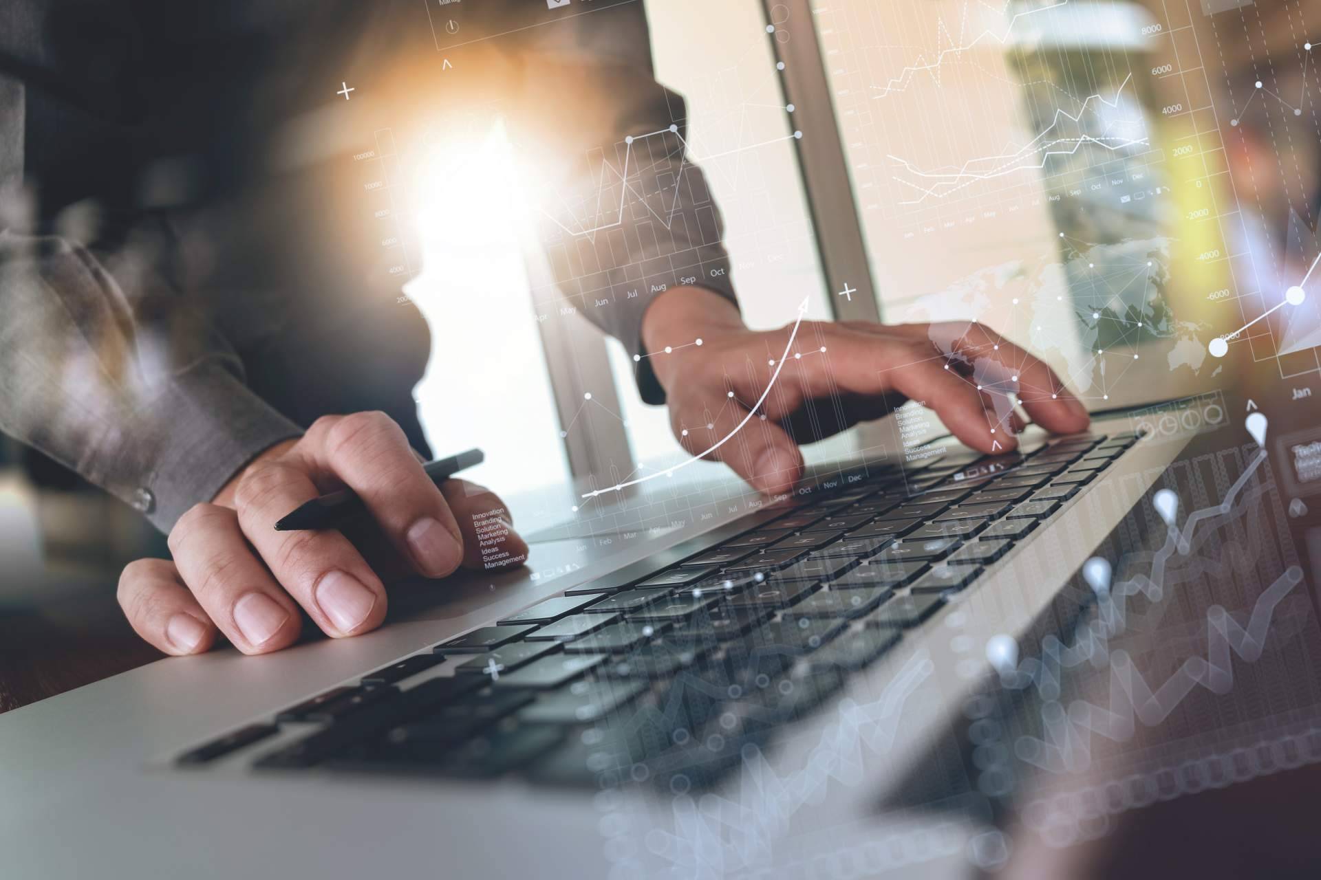 ¿Qué ventajas ofrece la implementación de Azure Virtual Desktop a través de la firma Caltico?