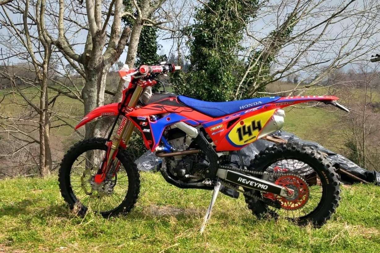 ADHESIVOSEMBARRADOS pone a disposición adhesivos para moto offroad