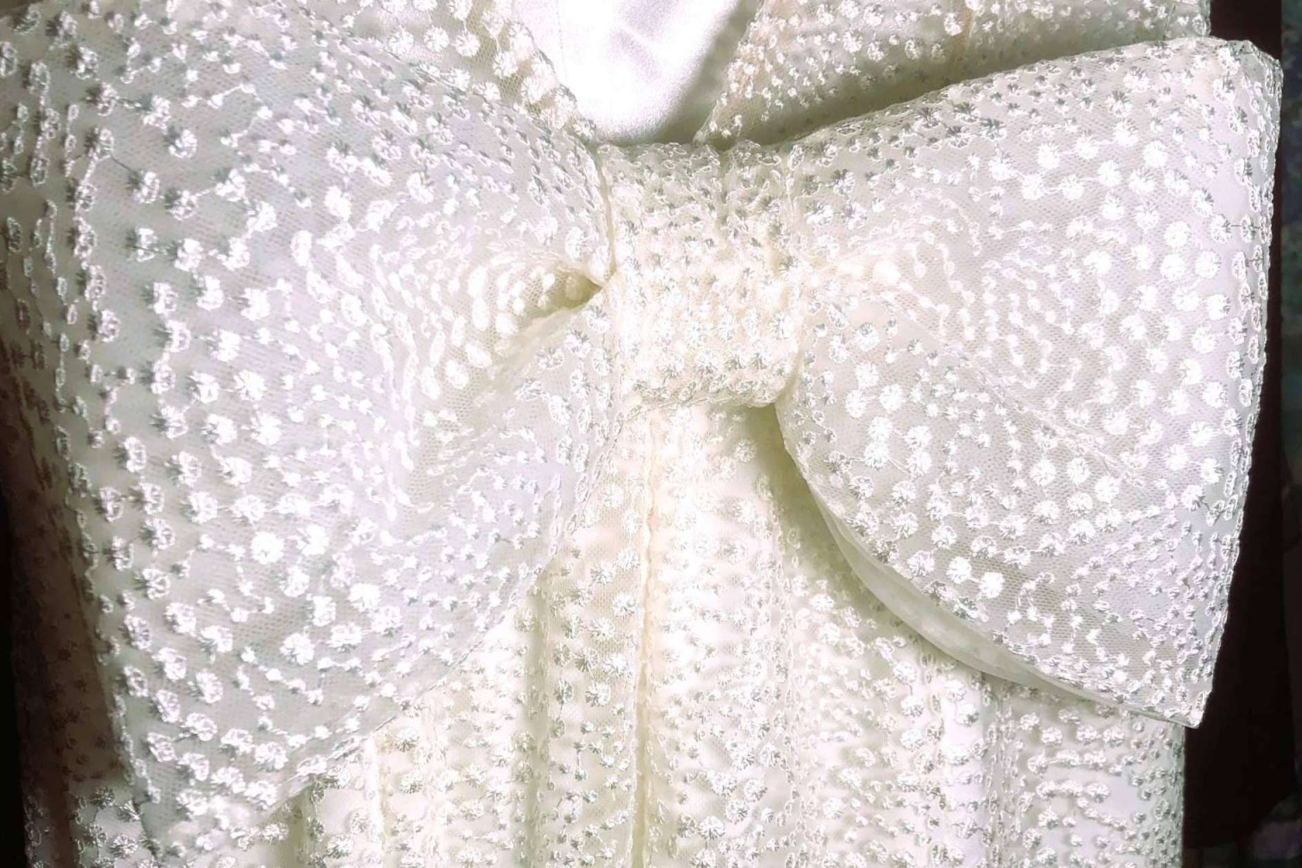 Los vestidos de novias con flores, lazos y tejidos sostenibles están en tendencia este 2024