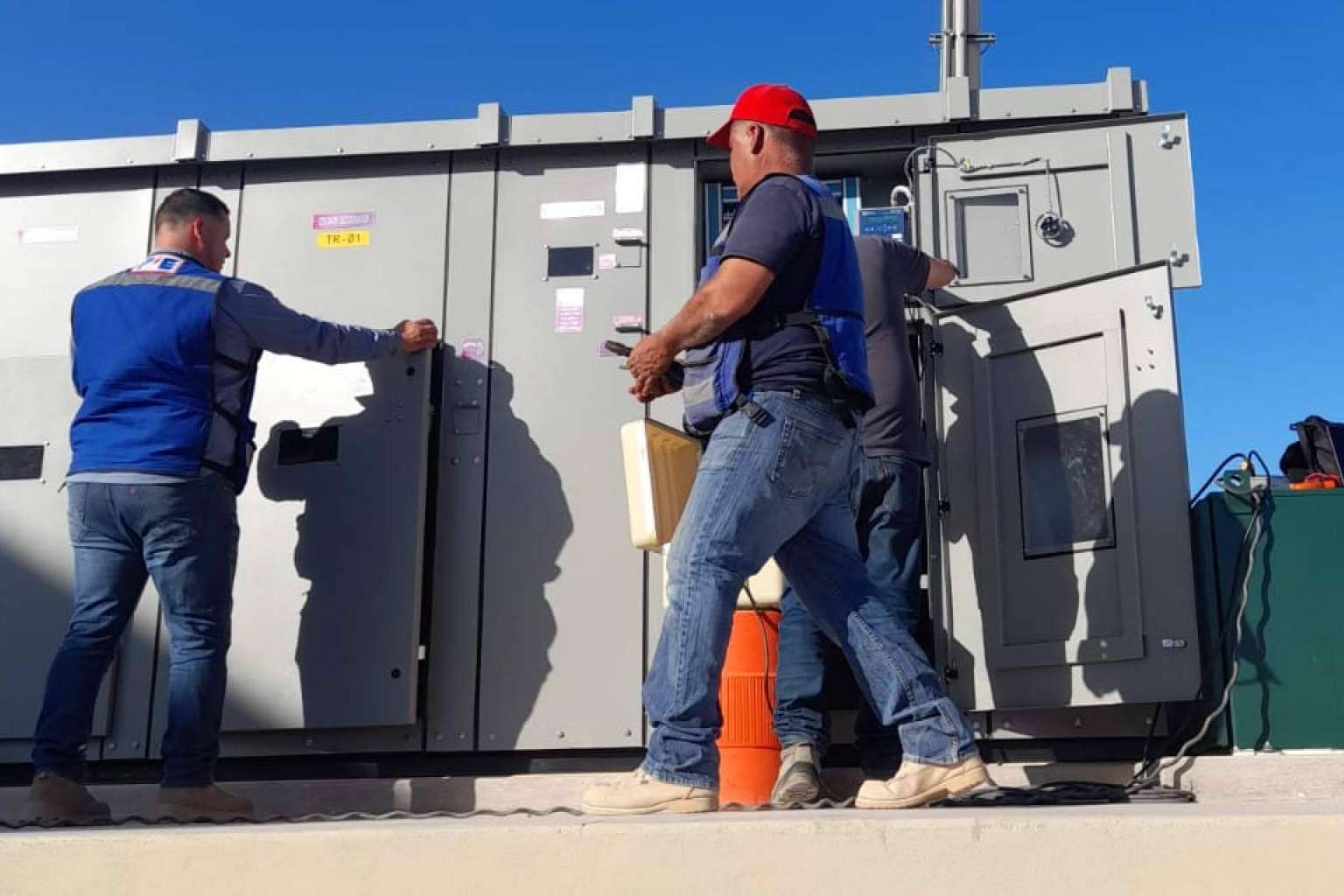 En proyectos de infraestructura y obra civil, elegir un buen equipamiento eléctrico es esencial
