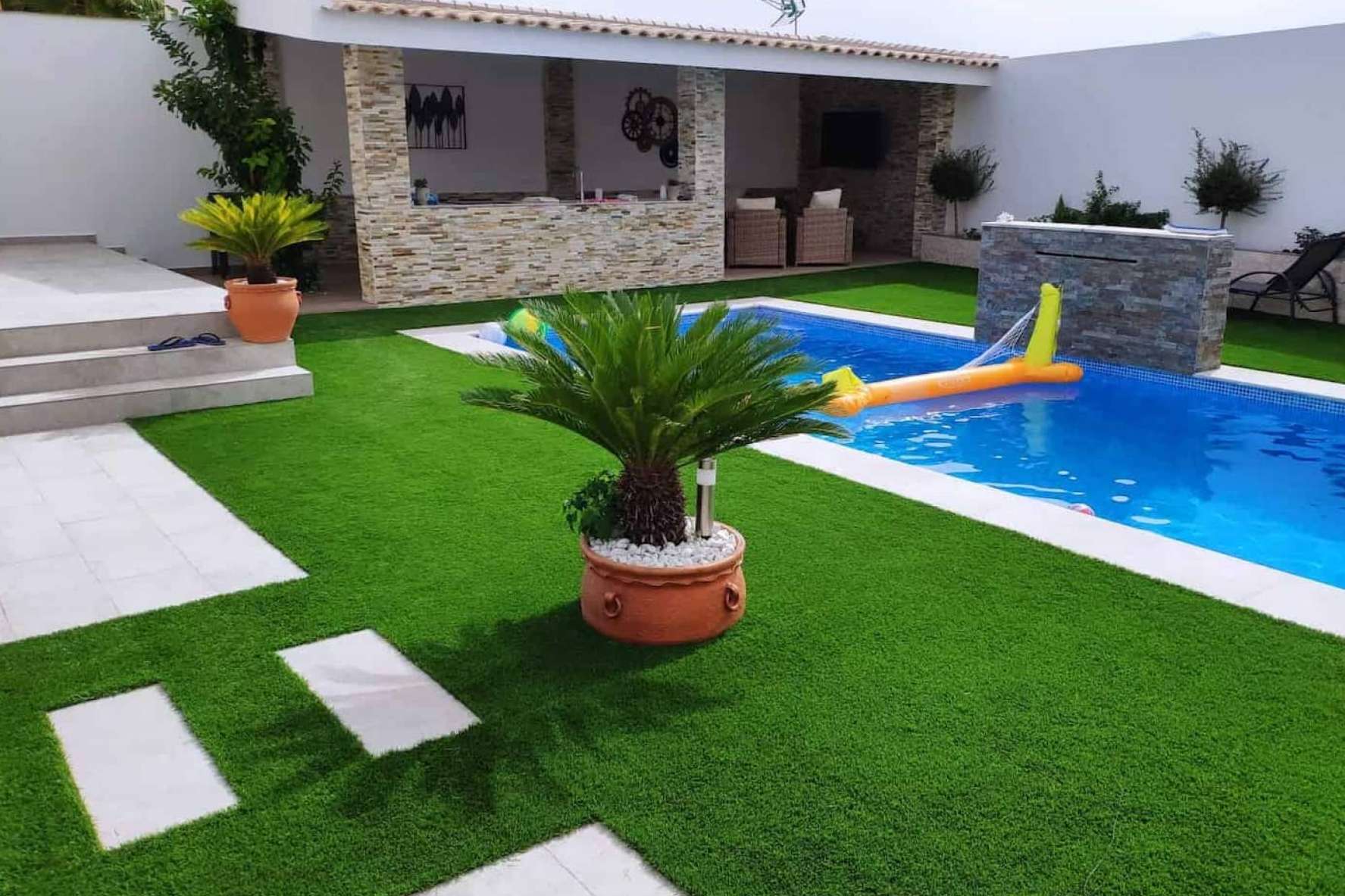 ¿Cómo conseguir un exterior perfecto? El césped artificial de Albergrass