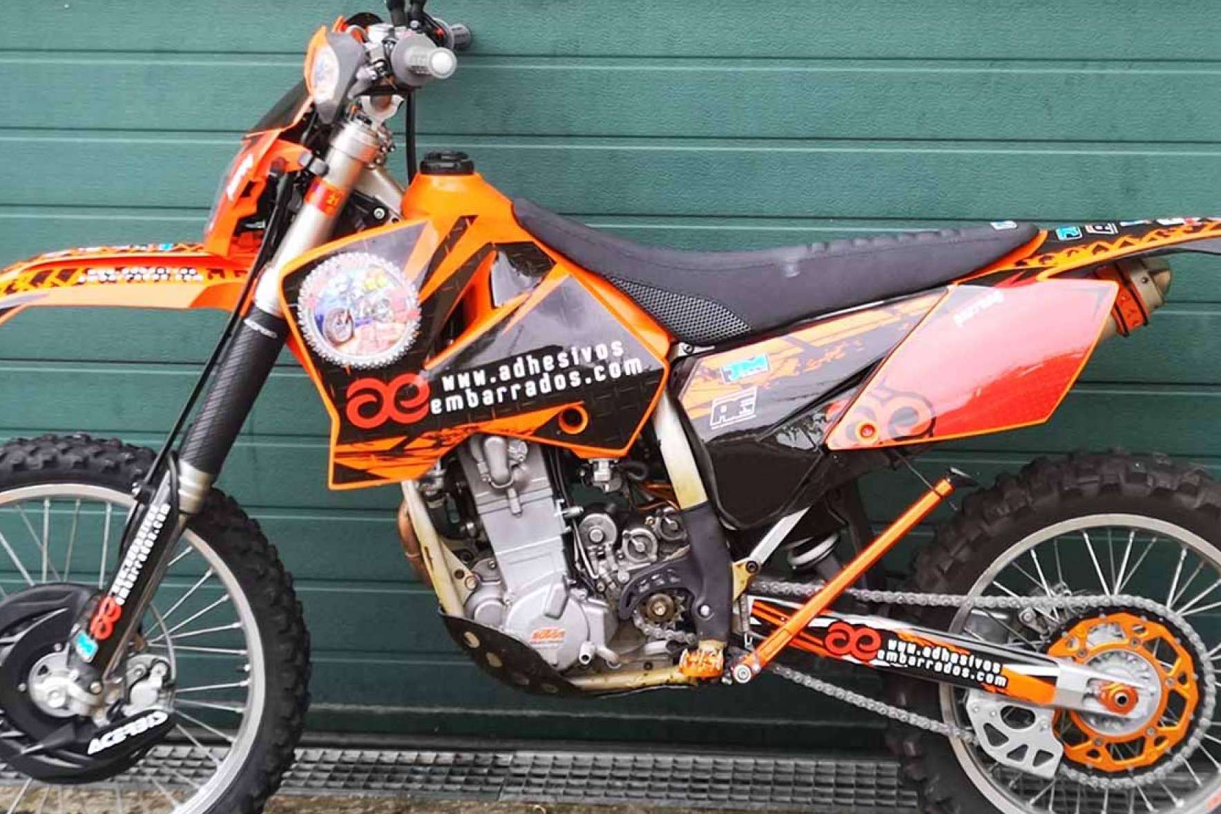 ADHESIVOSEMBARRADOS ofrece diseños de plásticos y adhesivos para motocross personalizados