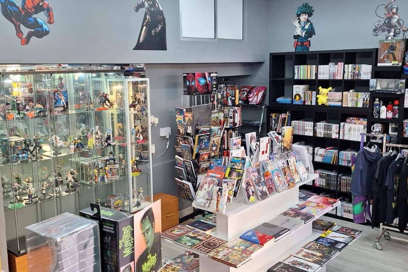 La curiosa tienda especializada de Málaga, Villa Manga ofrece 'cómic, manga, merchandising friki' y 'literatura malagueña'