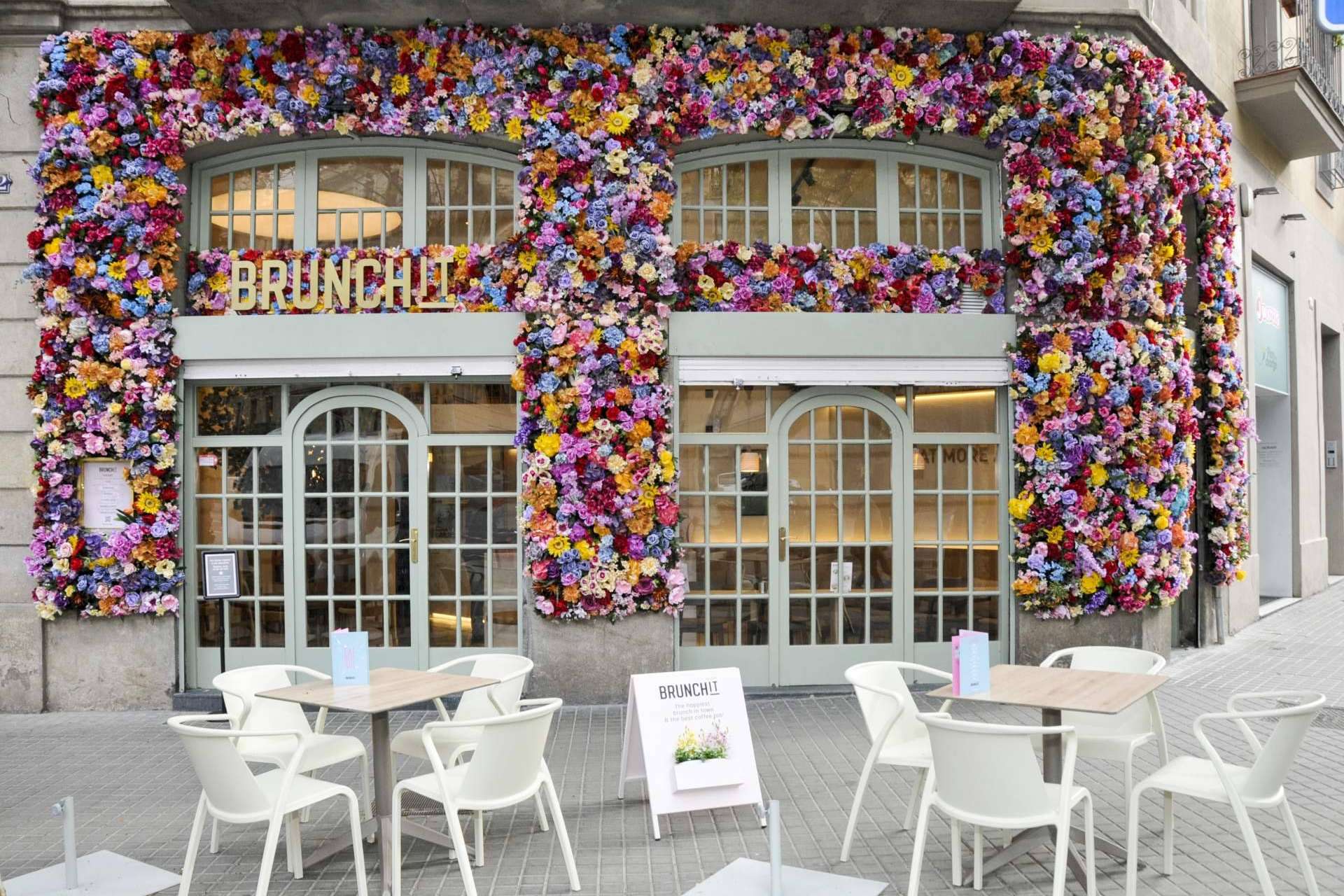 BRUNCHIT abre su primer restaurante en Barcelona y llena de flores el Eixample