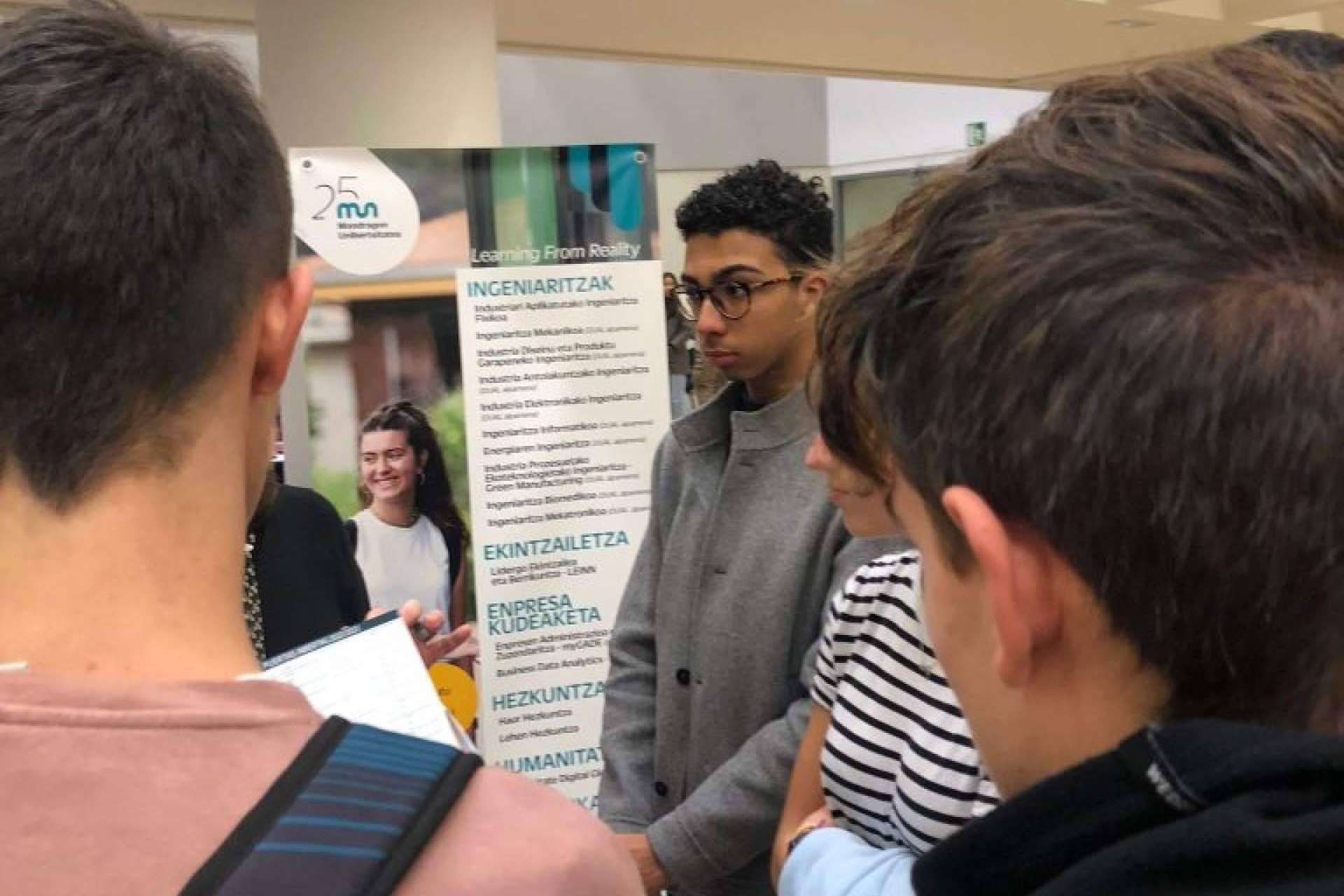 Conectando a los estudiantes con universidades y centros de formación profesional en Mundaiz
