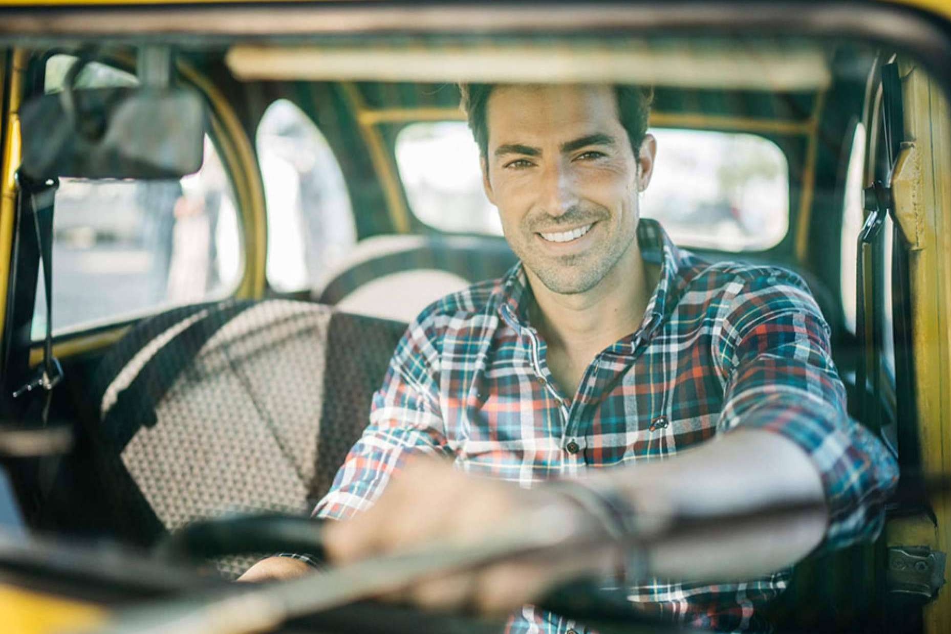 Combinar camisas estampadas para hombre con los modelos The Surfcar