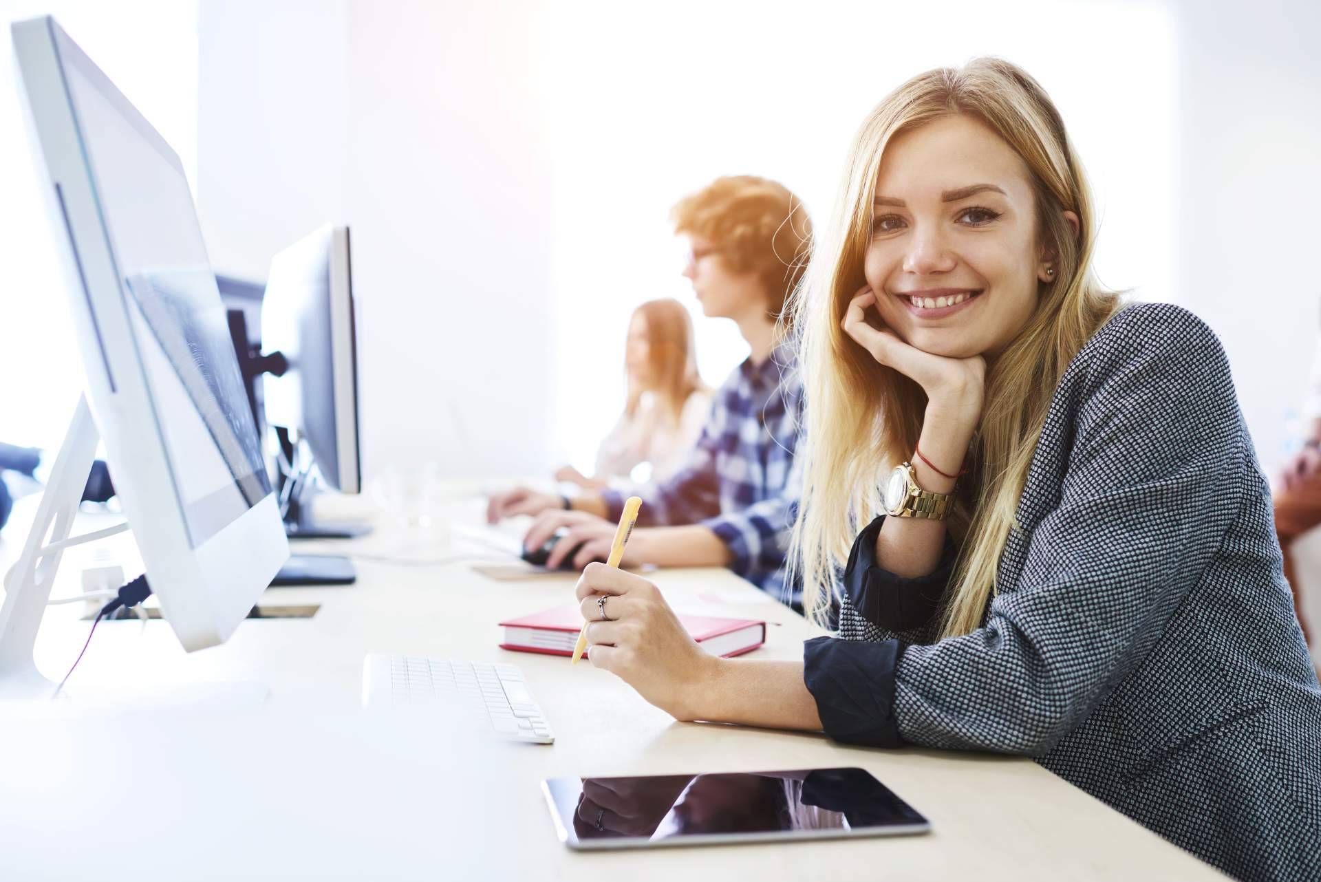 Cursos de educación económicos acreditados por universidades de renombre