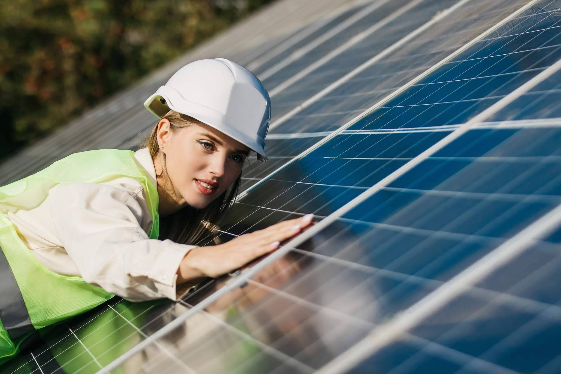 Acierta Eficiencia, una empresa experta en mantenimiento de placas solares