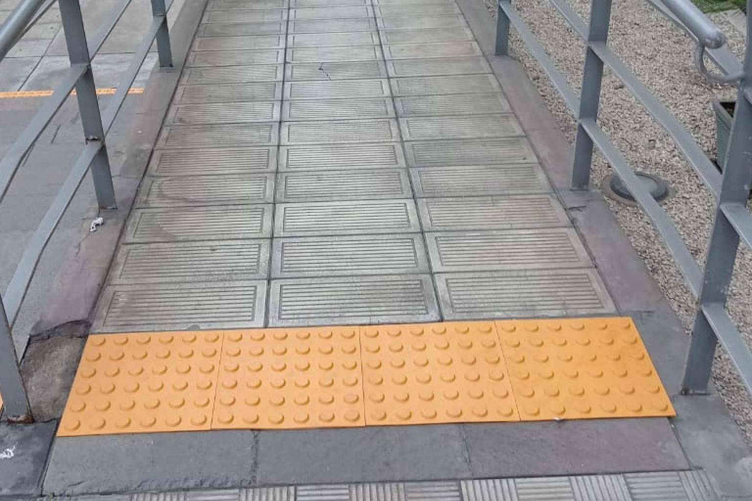 Los pisos podotáctiles de CP. Inclusión para incrementar la accesibilidad en la edificación