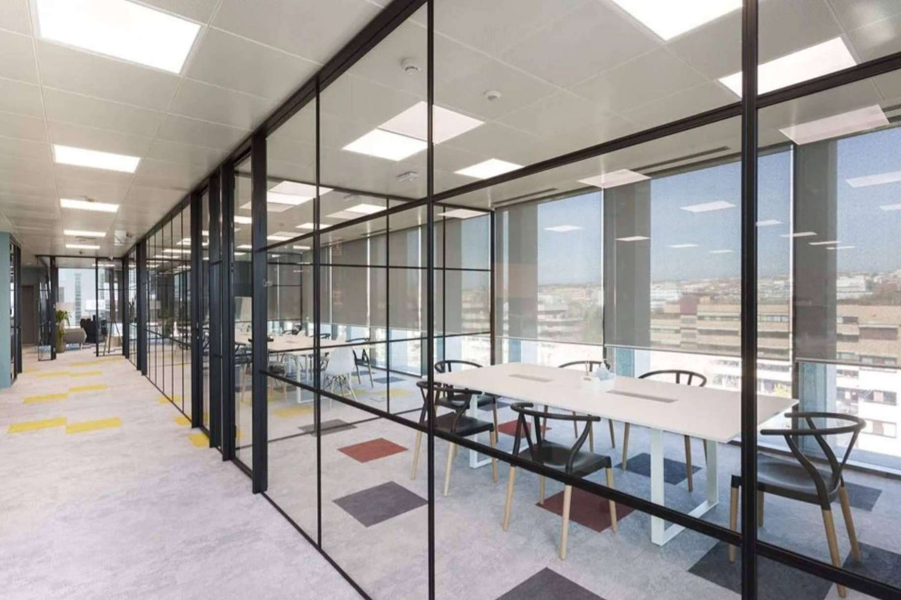 Transformar un espacio de trabajo. Mamparas de oficina, solución arquitectónica que aumenta luminosidad