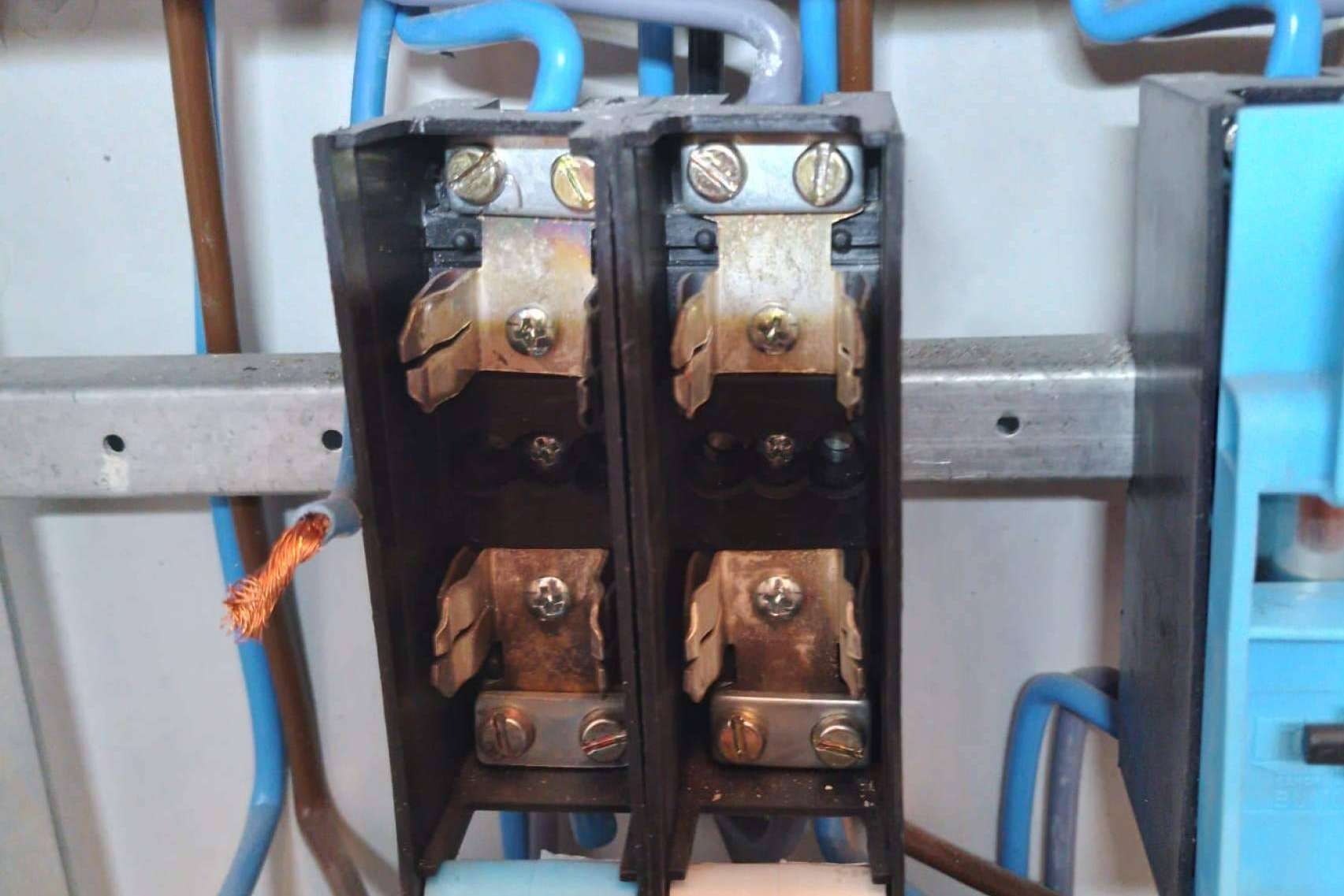 Savelec cuenta con un equipo de electricistas en Valencia que destaca por su formación y experiencia