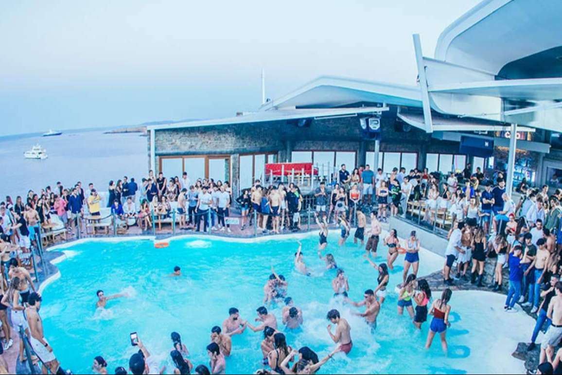 Lujo y aventuras increíbles en los clubes de playa en Mykonos, con LuxGroup