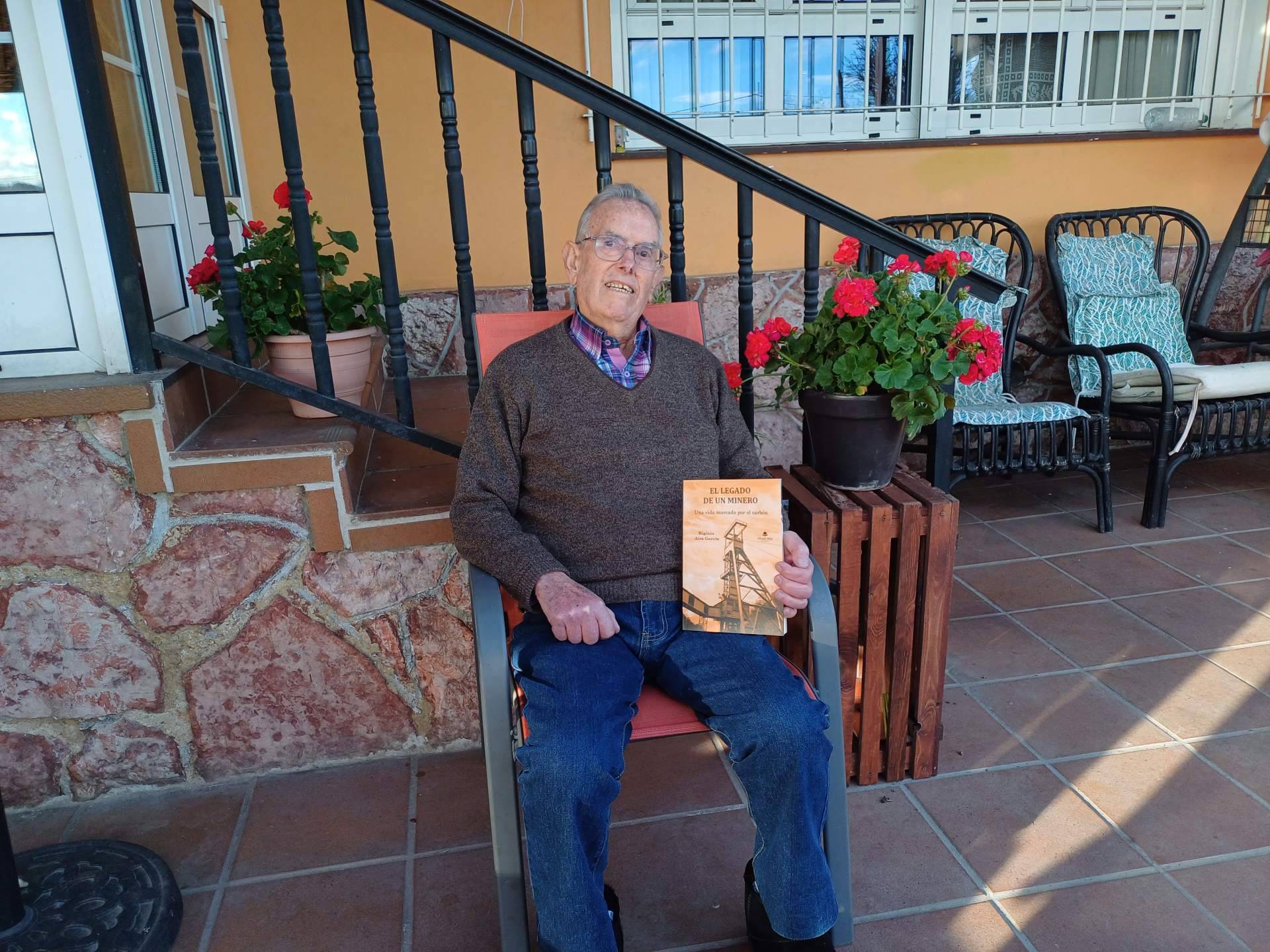 Higinio Aira García publica ‘El legado de un minero’, un libro autobiográfico que muestra la historia de los últimos mineros de Asturias.