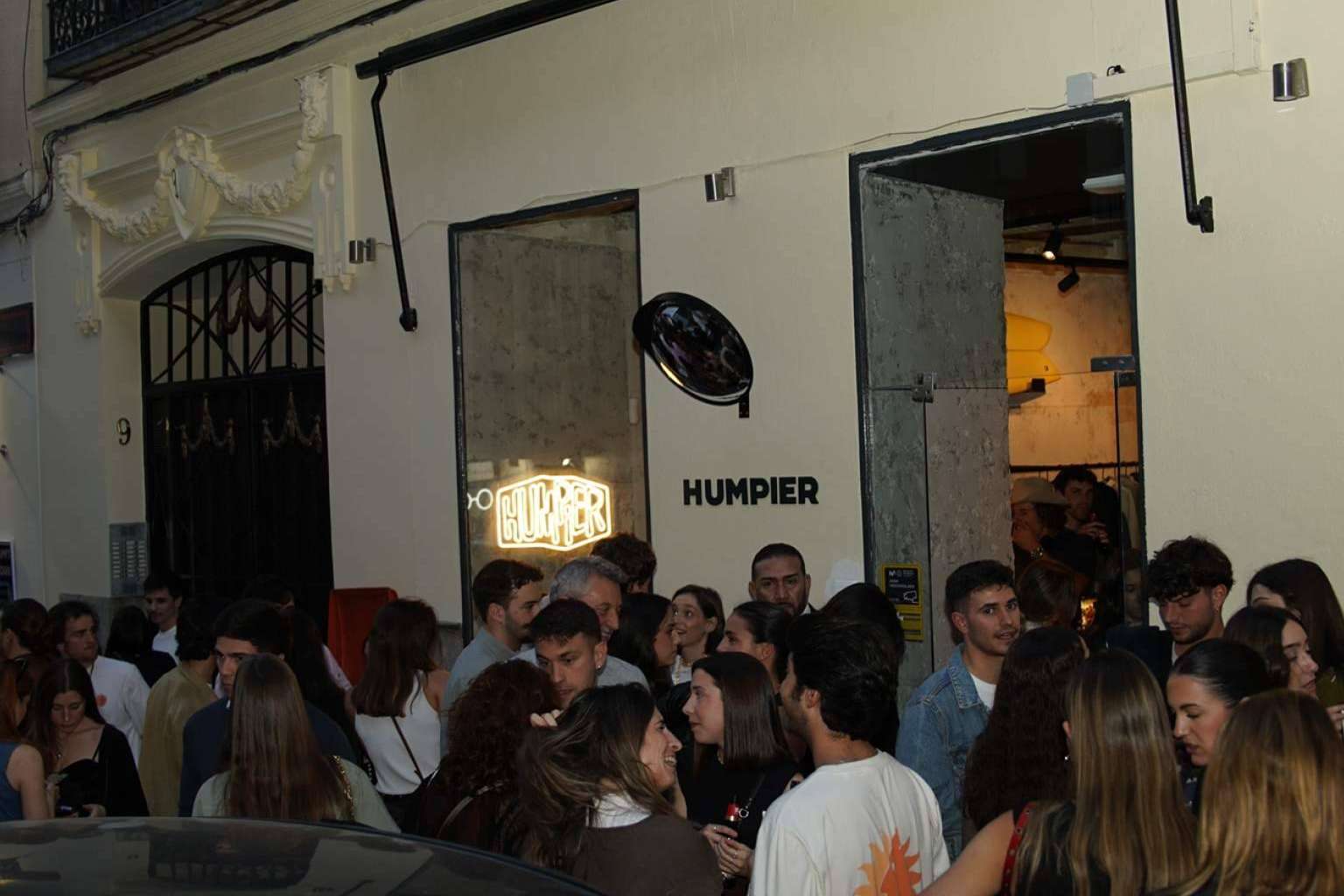 Más de 300 personas disfrutaron de la inauguración de la primera tienda de Humpier en Madrid