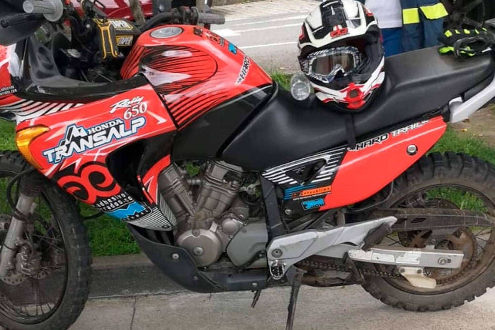Los kits de pegatinas para moto de ADHESIVOSEMBARRADOS permiten conseguir un estilo único