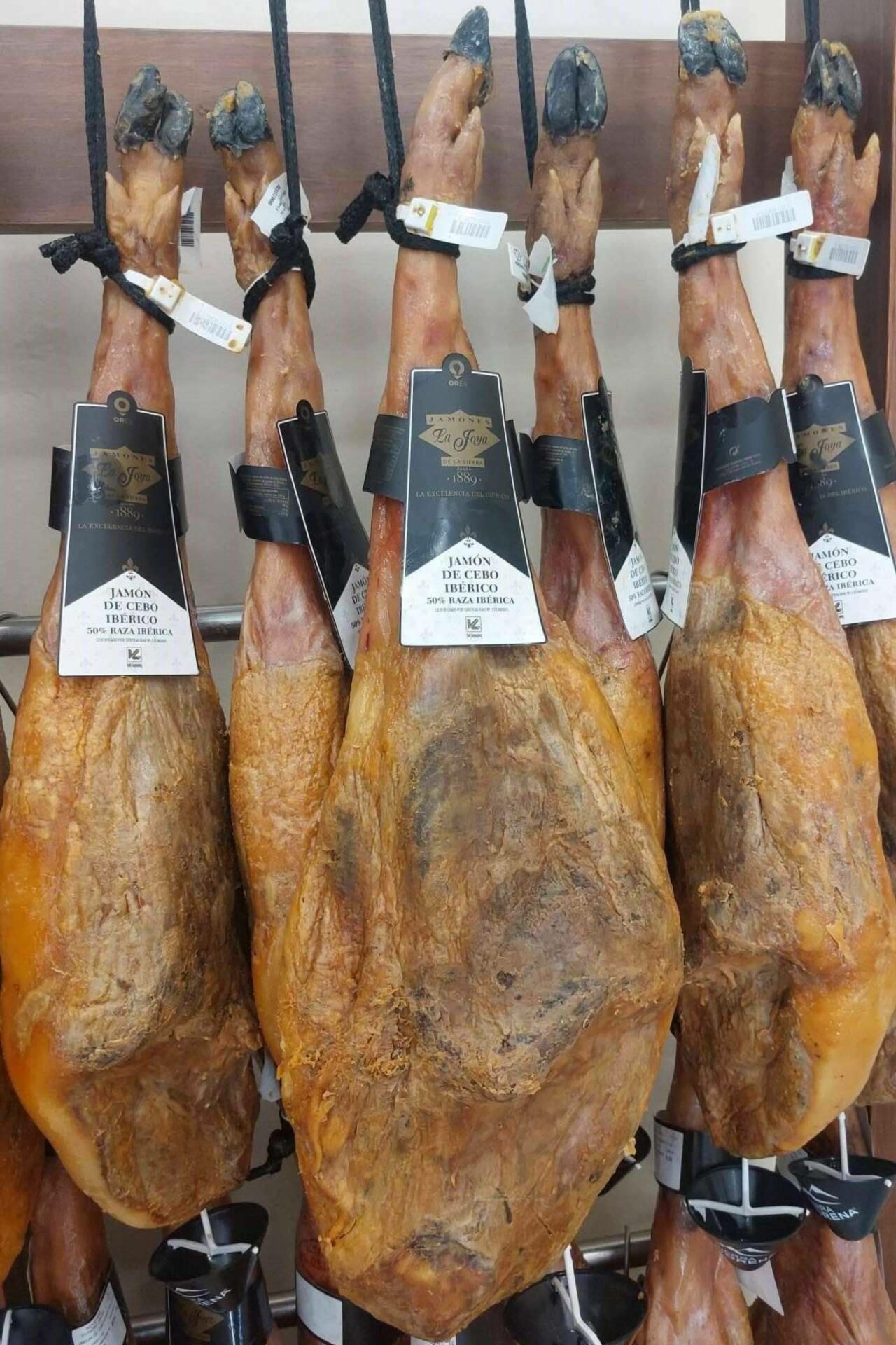 La tienda gourmet La Fábrica Jamones y Quesos cuenta con piezas destacadas de jamones ibéricos de La Joya