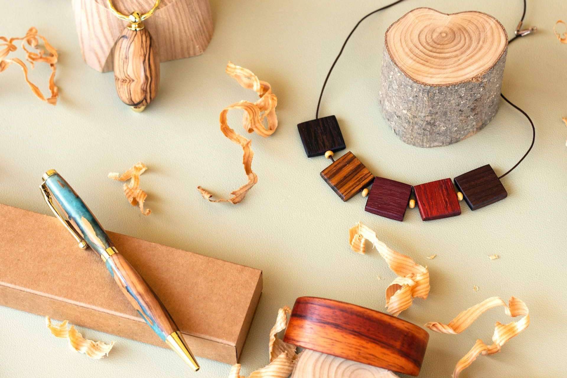 Accesorios de Madera Joyas apuesta por la moda inclusiva con joyería en madera unisex