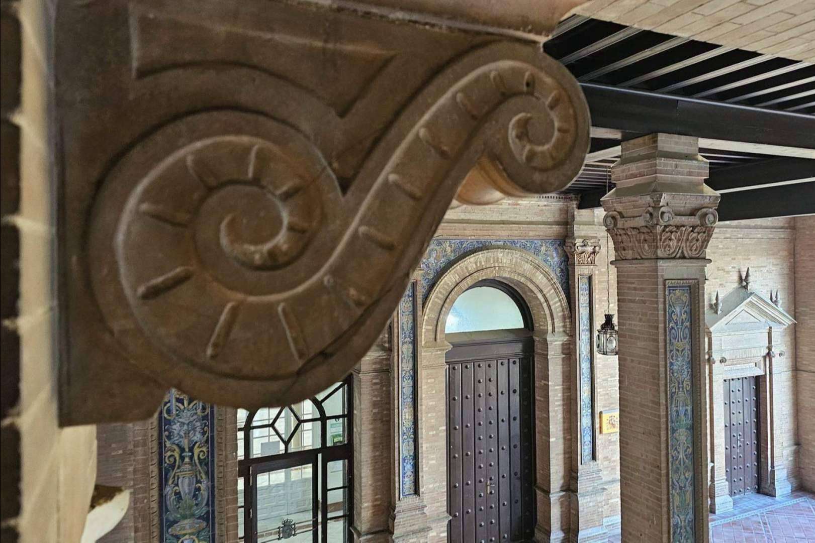 Sumiserán S.L fabrica piezas para la restauración del patrimonio en la plaza de España de Sevilla