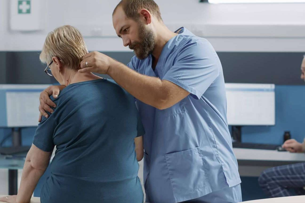 La EOM ofrece una formación profesional en terapia manual osteopática y readaptación