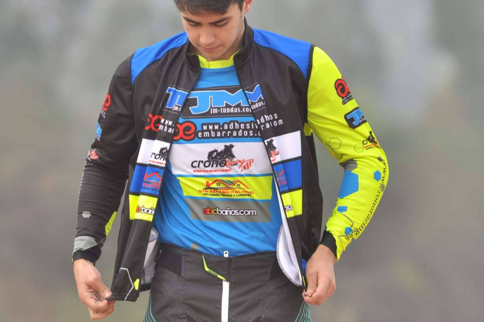 Ropa off road personalizada con ADHESIVOSEMBARRADOS